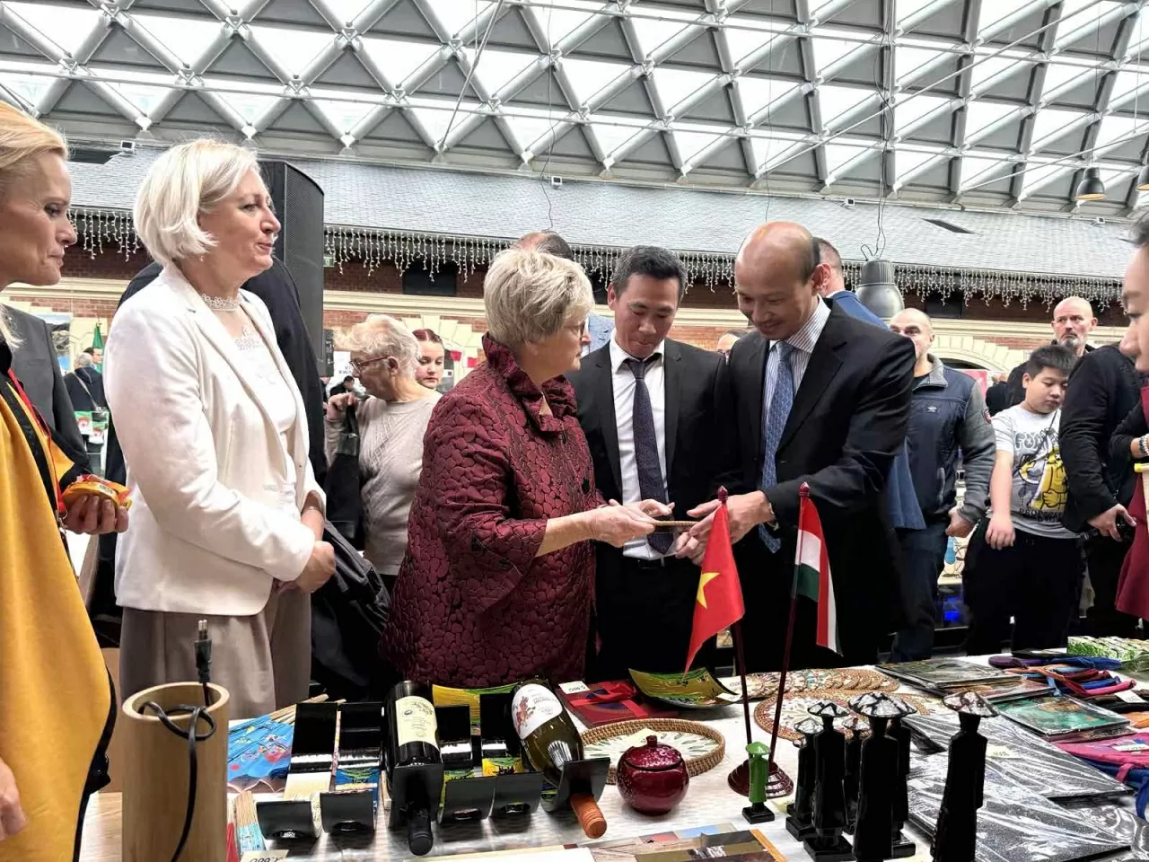 Hội chợ từ thiện 2025: Xây dựng hình ảnh Việt Nam thân thiện, nhân ái và trách nhiệm với cộng đồng Hội chợ từ thiện 2025: Xây dựng hình ảnh Việt Nam thân thiện, nhân ái và trách nhiệm với cộng đồng