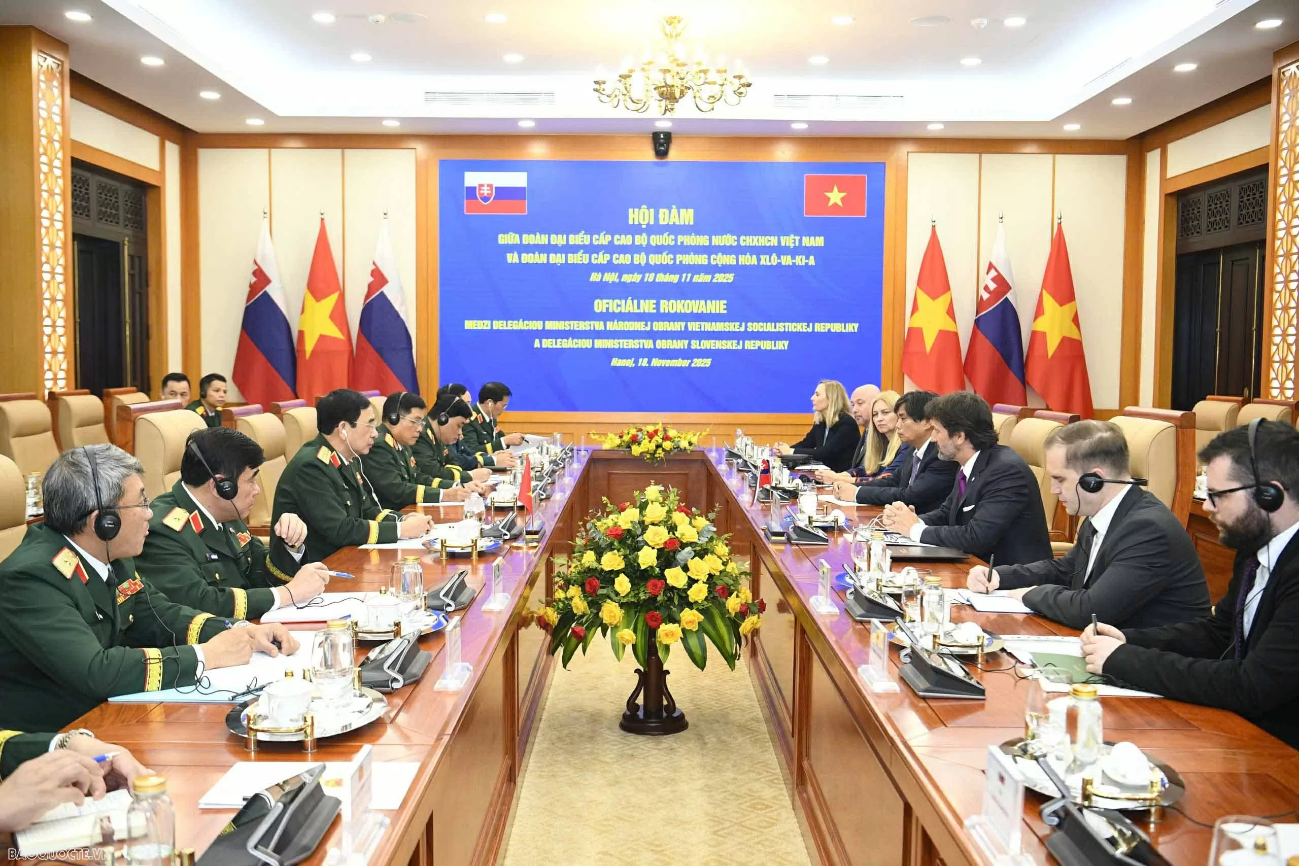 Hai Bộ trưởng hội đàm. (Ảnh: T.H)