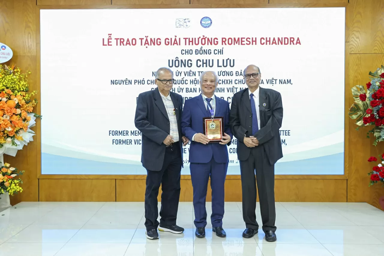 Chủ tịch Ủy ban Hòa bình Việt Nam Uông Chu Lưu nhận Giải thưởng Romesh Chandra của Ấn Độ