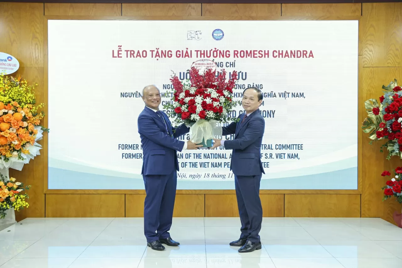 Chủ tịch Ủy ban Hòa bình Việt Nam Uông Chu Lưu nhận Giải thưởng Romesh Chandra của Ấn Độ