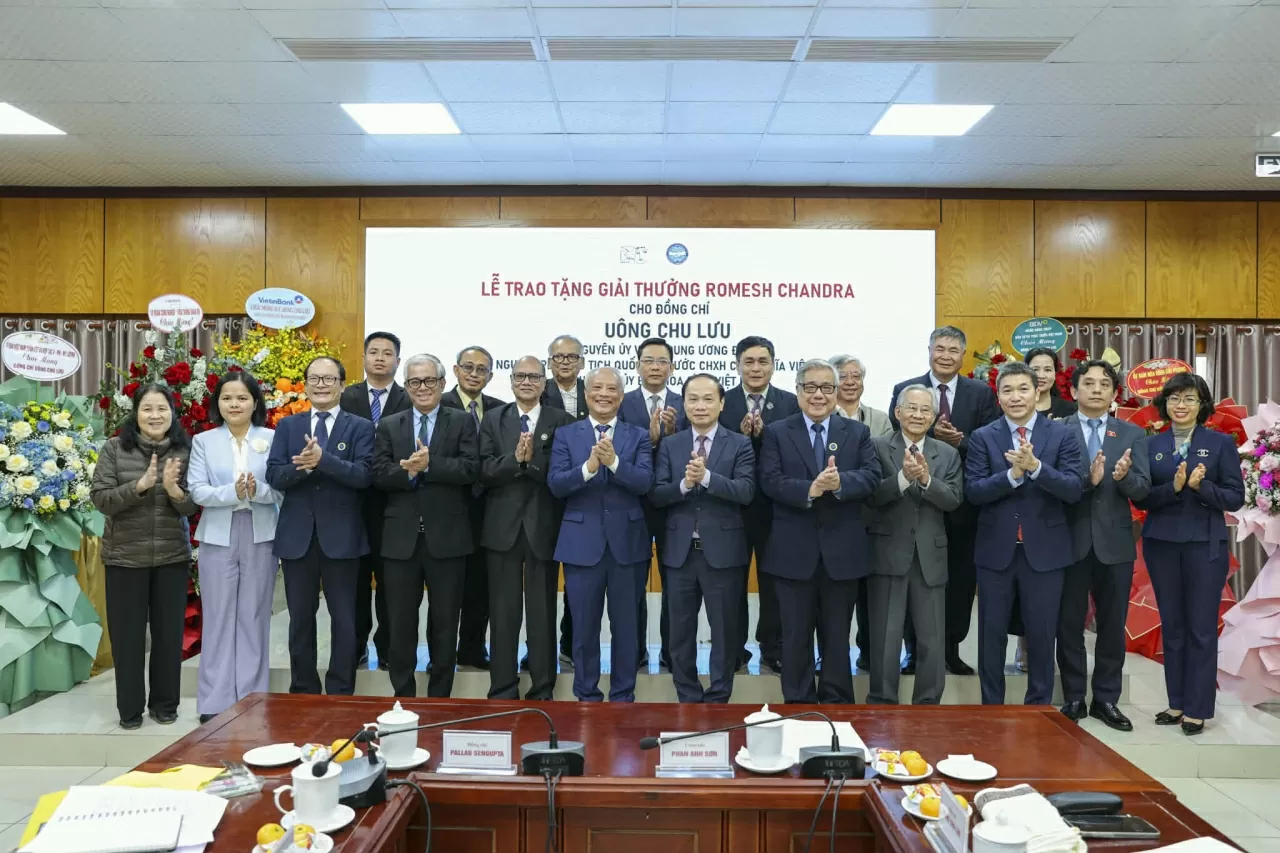 Chủ tịch Ủy ban Hòa bình Việt Nam Uông Chu Lưu nhận Giải thưởng Romesh Chandra của Ấn Độ