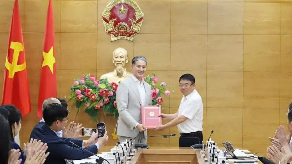Lãnh đạo tỉnh Thanh Hóa trao Quyết định chấp thuận chủ trương đầu tư và nhà đầu tư dự án Khu công nghiệp Thăng Long Thanh Hóa (giai đoạn 1) cho đại diện Sumitomo Corporation, tháng 5/2025.