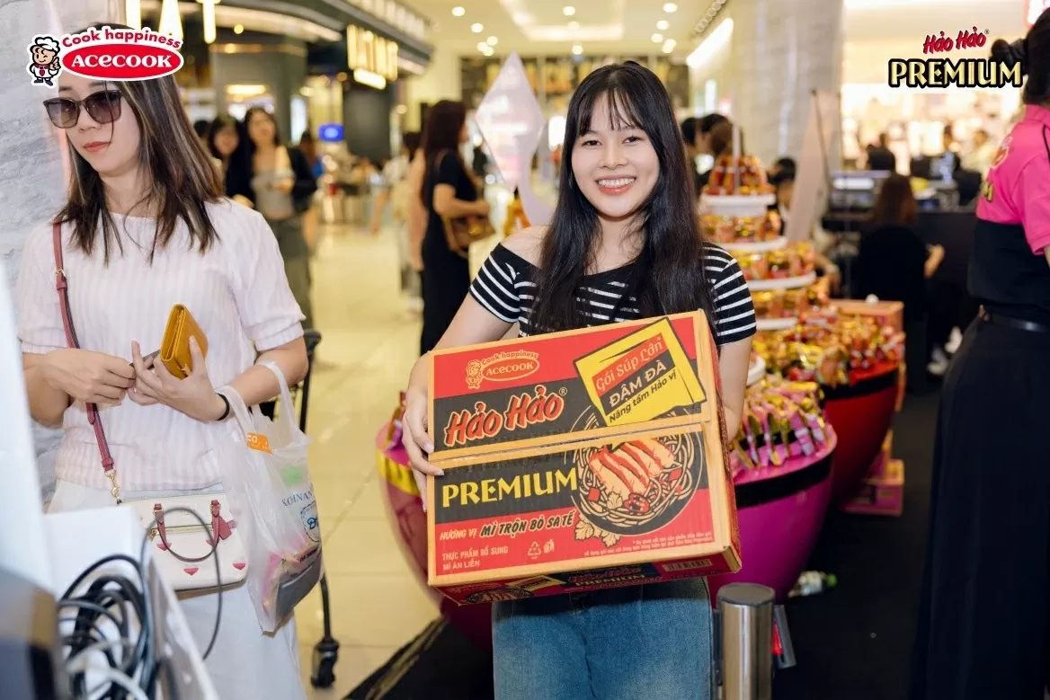 Người tiêu dùng trải nghiệm mì Hảo Hảo Premium tại buổi ra mắt.