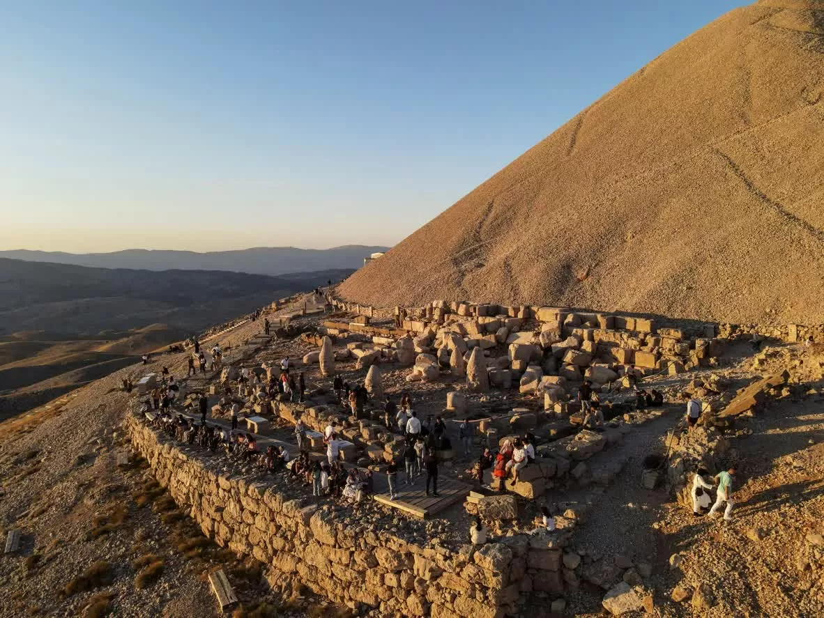 “Ngai vàng của các vị thần” ở Nemrut, Thổ Nhĩ Kỳ “Ngai vàng của các vị thần” ở Nemrut, Thổ Nhĩ Kỳ