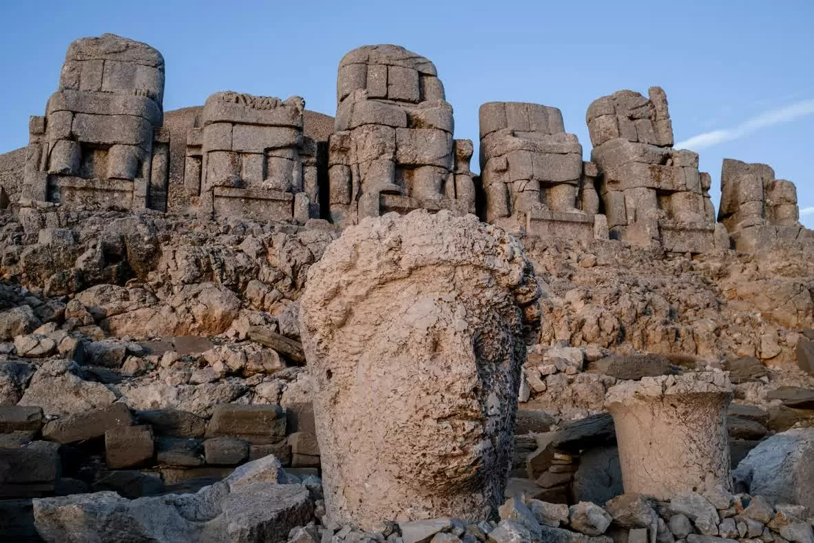 “Ngai vàng của các vị thần” ở Nemrut, Thổ Nhĩ Kỳ “Ngai vàng của các vị thần” ở Nemrut, Thổ Nhĩ Kỳ