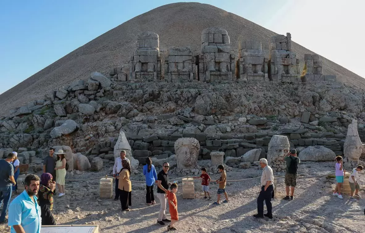 “Ngai vàng của các vị thần” ở Nemrut, Thổ Nhĩ Kỳ “Ngai vàng của các vị thần” ở Nemrut, Thổ Nhĩ Kỳ
