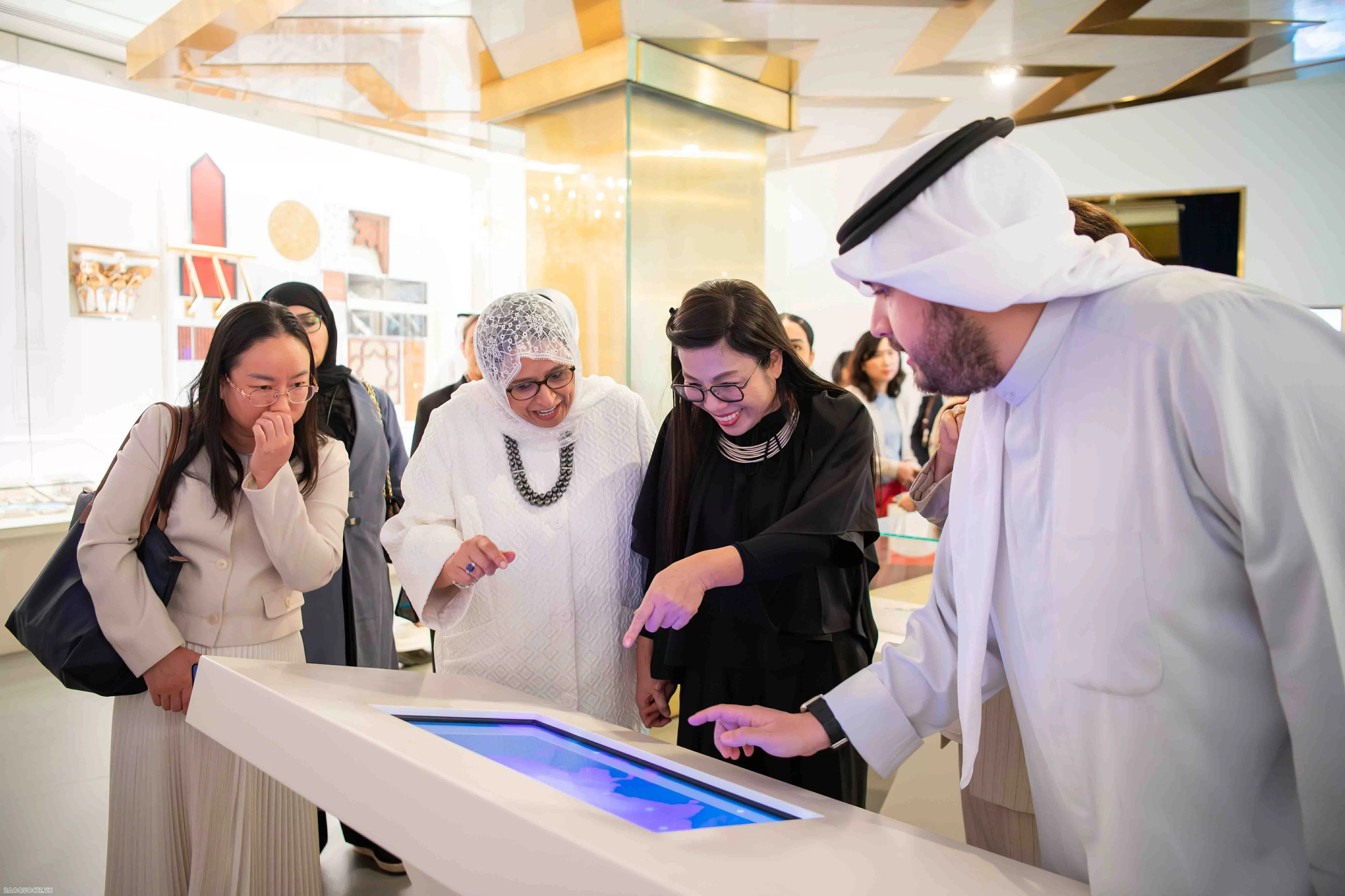 Phu nhân Thủ tướng Việt Nam và Kuwait thăm Bảo tàng Cung Al-Salam