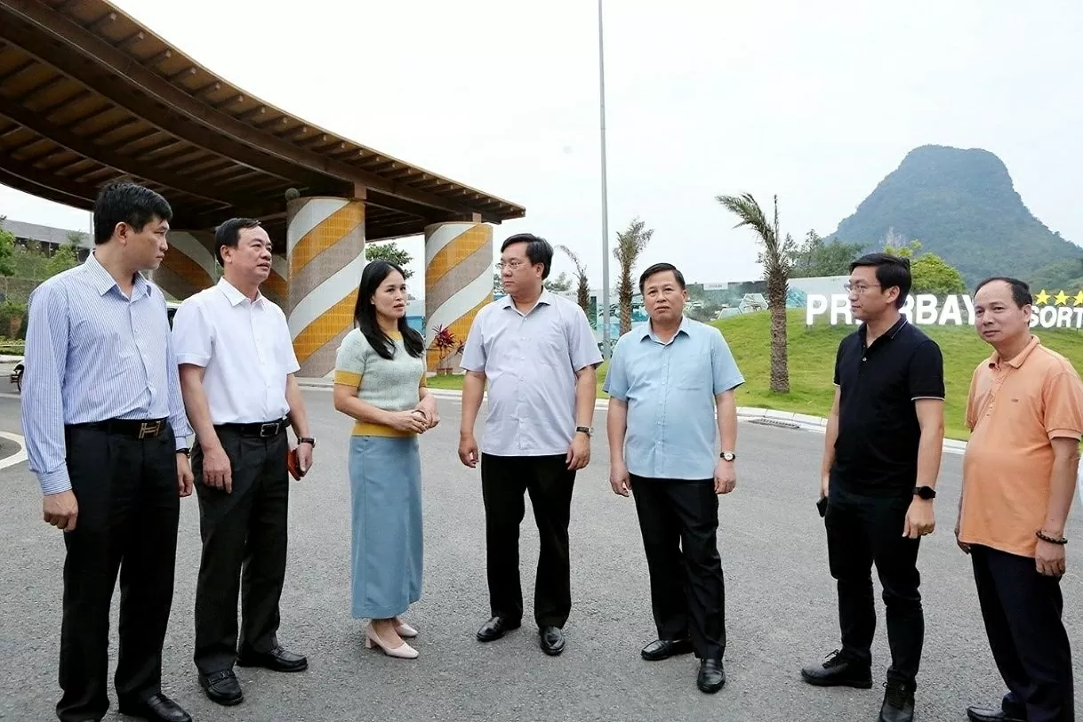 Chủ tịch UBND tỉnh Trần Duy Đông cùng Đoàn công tác kiểm tra thực tế 2 dự án đầu tư du lịch trên khu vực lòng hồ Hòa Bình. (Nguồn: Báo Phú Thọ)