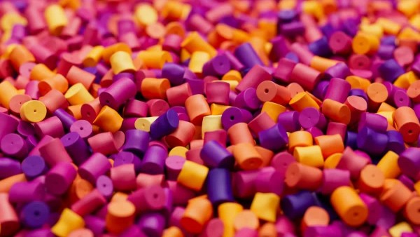 Công nghệ mới giảm khí thải trong sản xuất nhựa