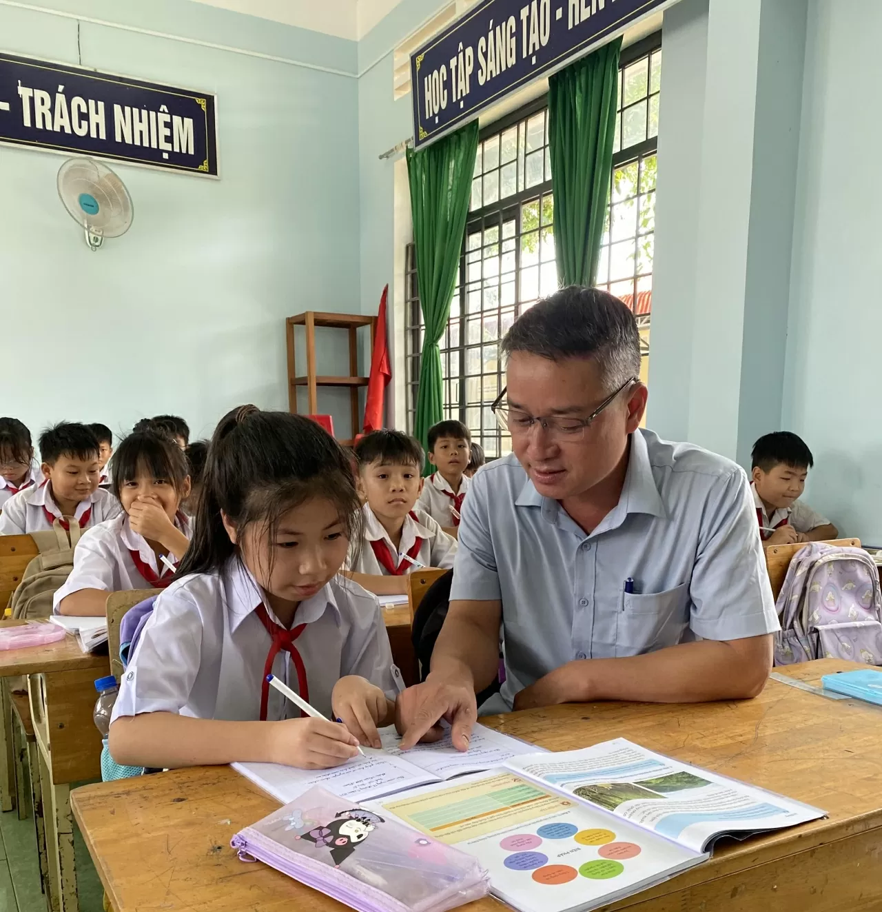 Thầy giáo thầm lặng gieo mầm tương lai trên biên giới Ia Đal Thầy giáo thầm lặng gieo mầm tương lai trên biên giới Ia Đal