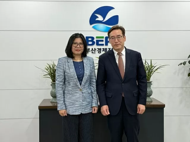 Tổng Lãnh sự Việt Nam tại Busan Đoàn Phương Lan làm việc với   Giám đốc Cơ quan xúc tiến kinh tế Busan