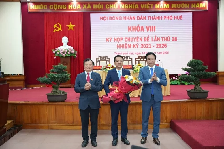 Ông Nguyễn Khắc Toàn được bầu giữ chức Chủ tịch UBND TP. Huế Ông Nguyễn Khắc Toàn được bầu giữ chức Chủ tịch UBND TP. Huế