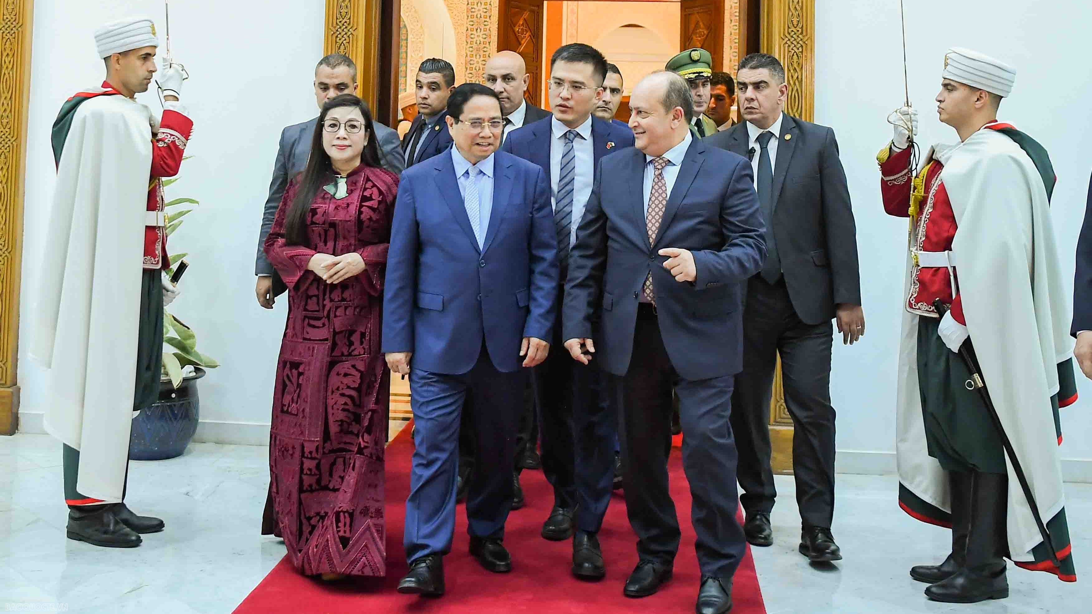 le don thu tuong pham minh chinh va phu nhan tham chinh thuc algeria