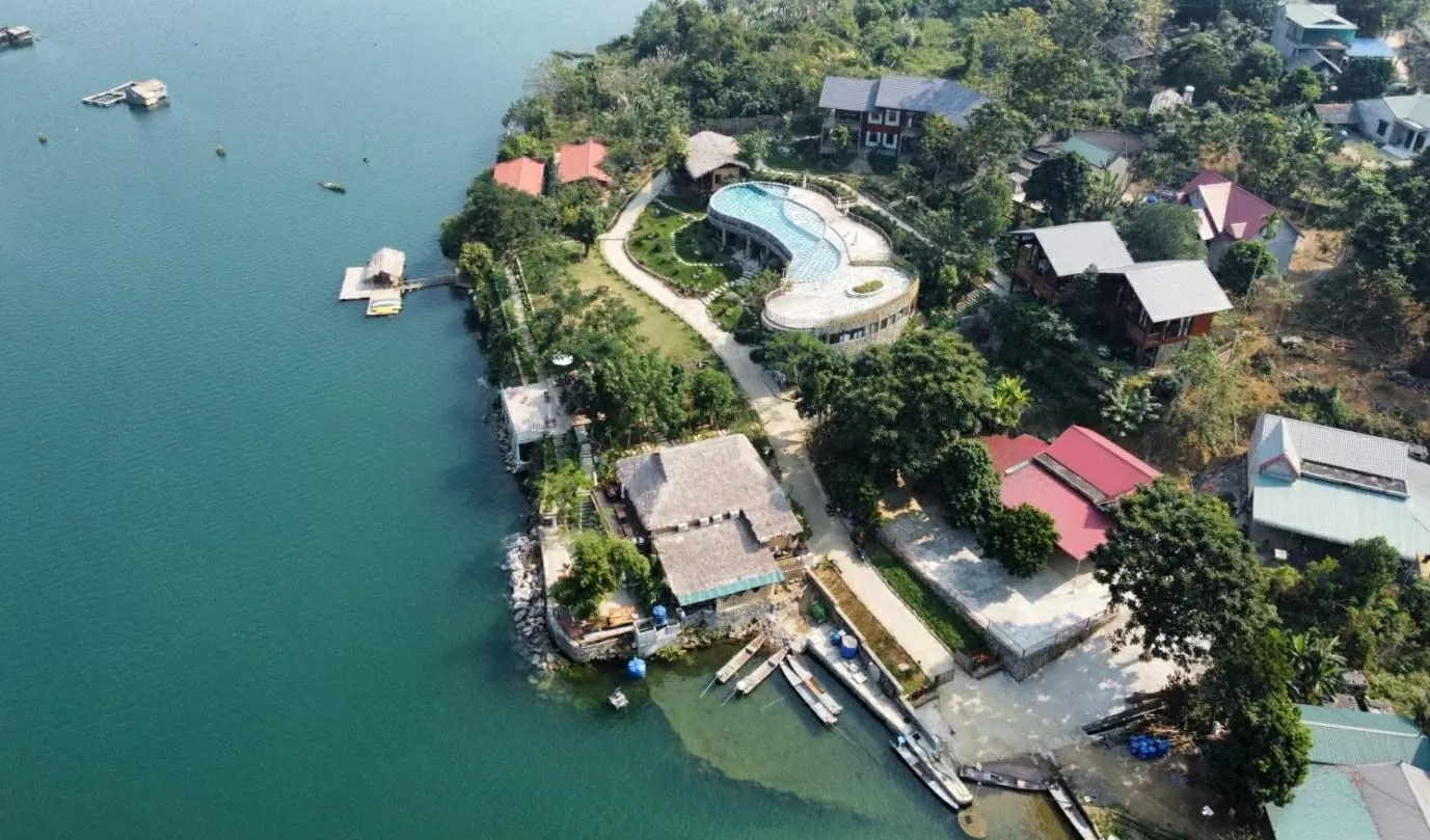 Khu du lịch Mơ village ở xã Đà Bắc. (Nguồn: Mơ village) Khu du lịch Mơ village ở xã Đà Bắc. (Nguồn: Mơ village)