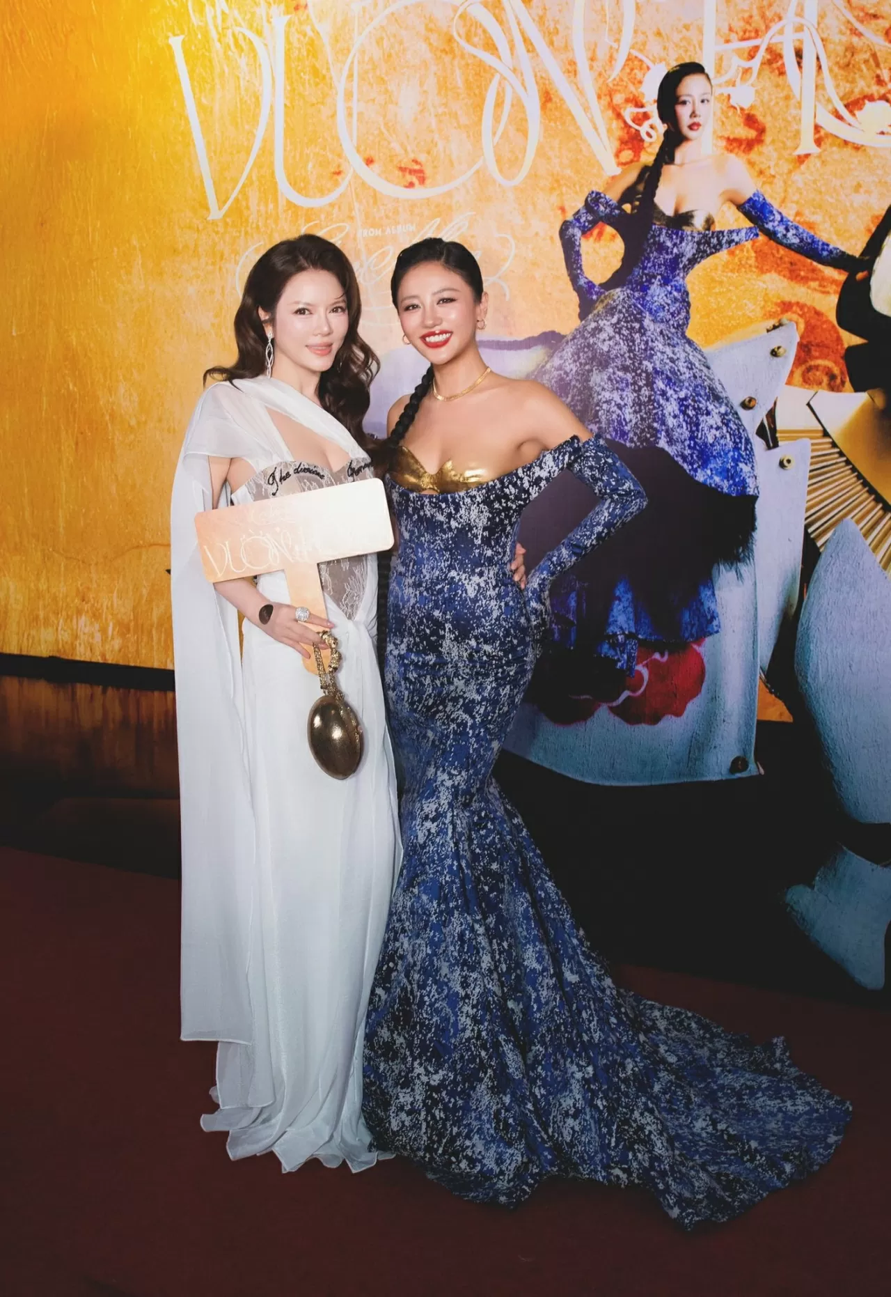 Sao Việt: Lý Nhã Kỳ đọ sắc cùng Văn Mai Hương