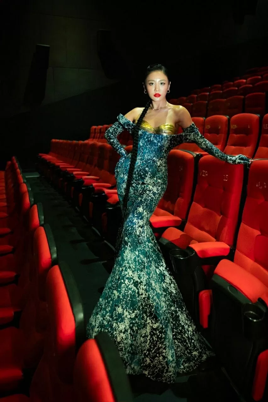 Sao Việt: Lý Nhã Kỳ đọ sắc cùng Văn Mai Hương