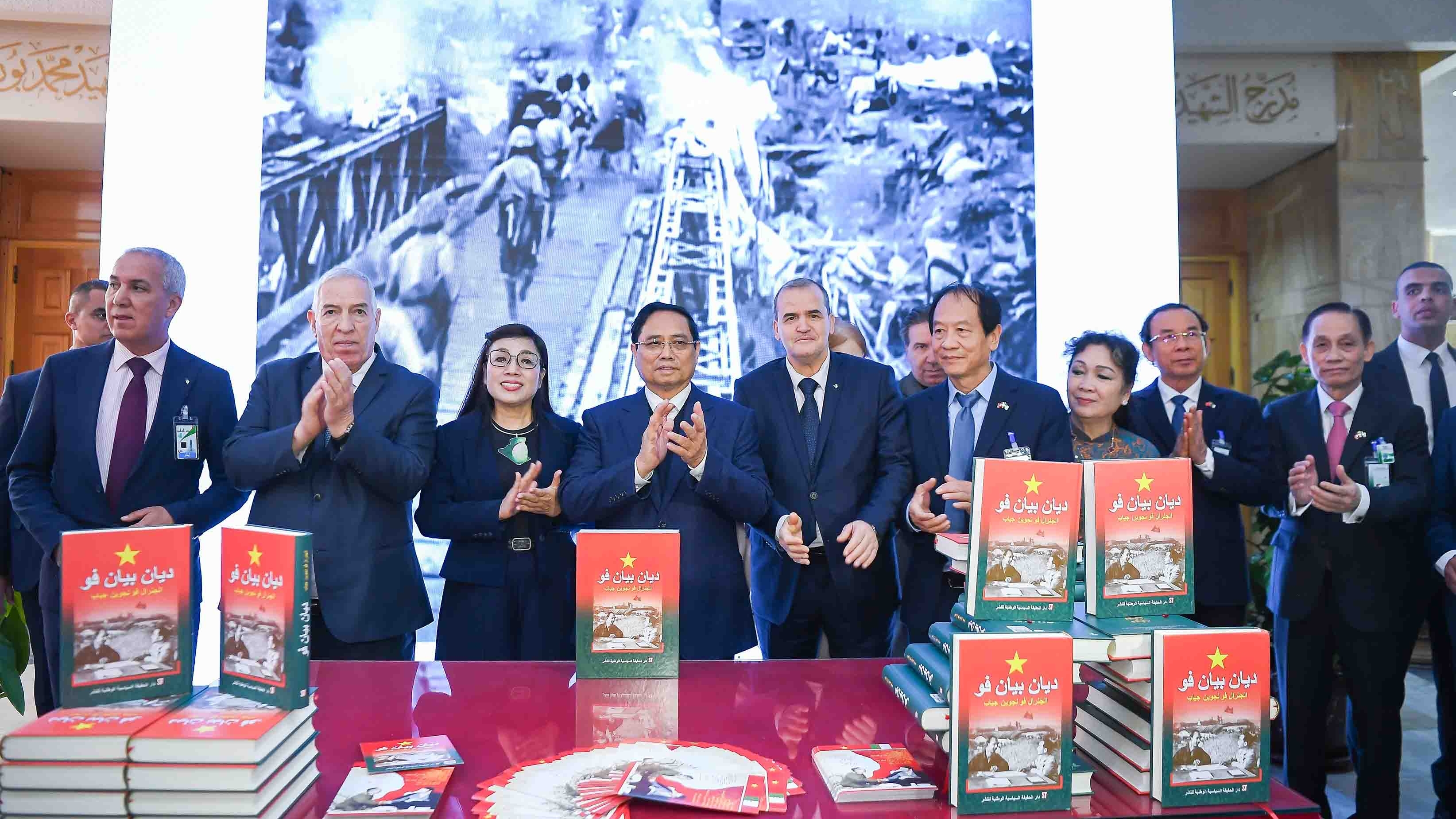 ra mat cuon sach dien bien phu bang tieng arab