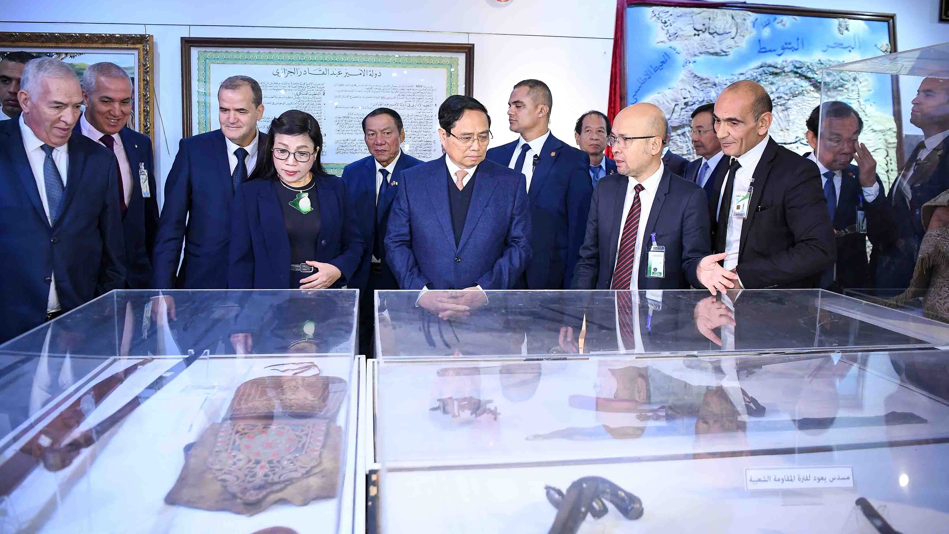 thu tuong pham minh chinh va phu nhan tham bao tang cuu chien binh quoc gia algeria