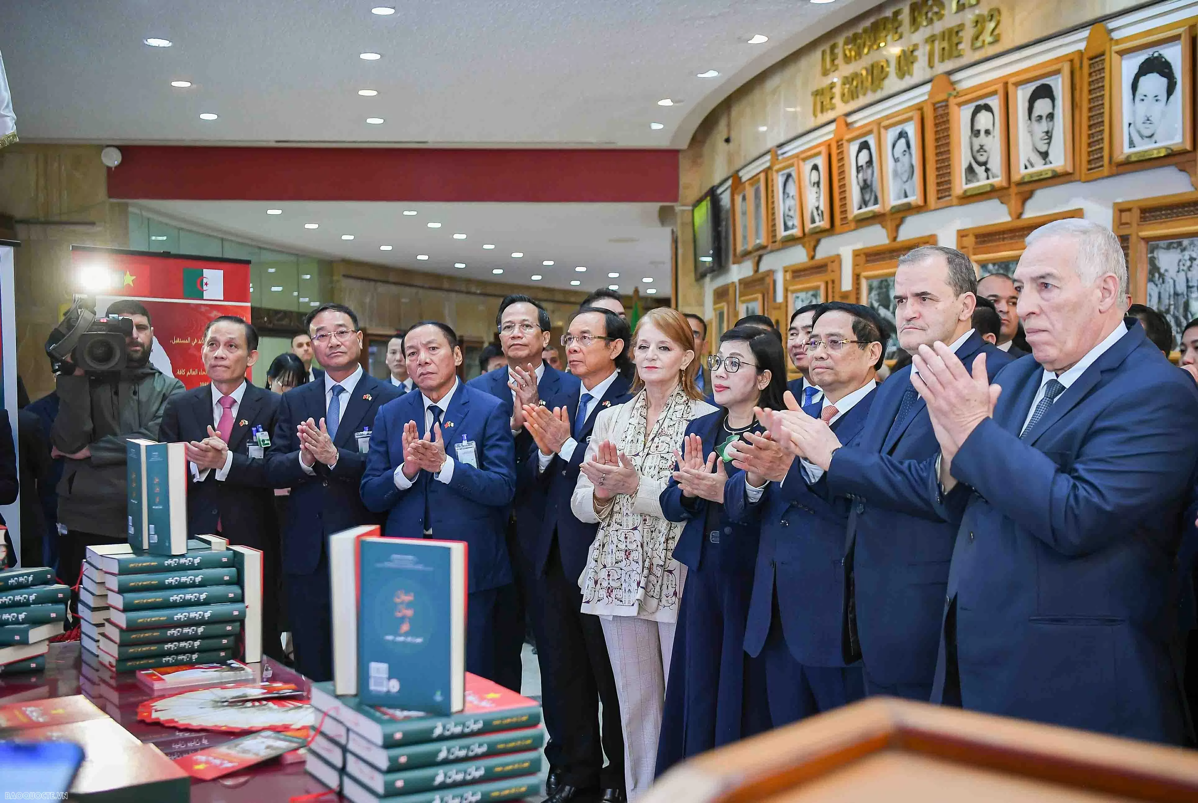 Thủ tướng Phạm Minh Chính đặt vòng hoa tại Đài tưởng niệm Liệt sĩ Algeria