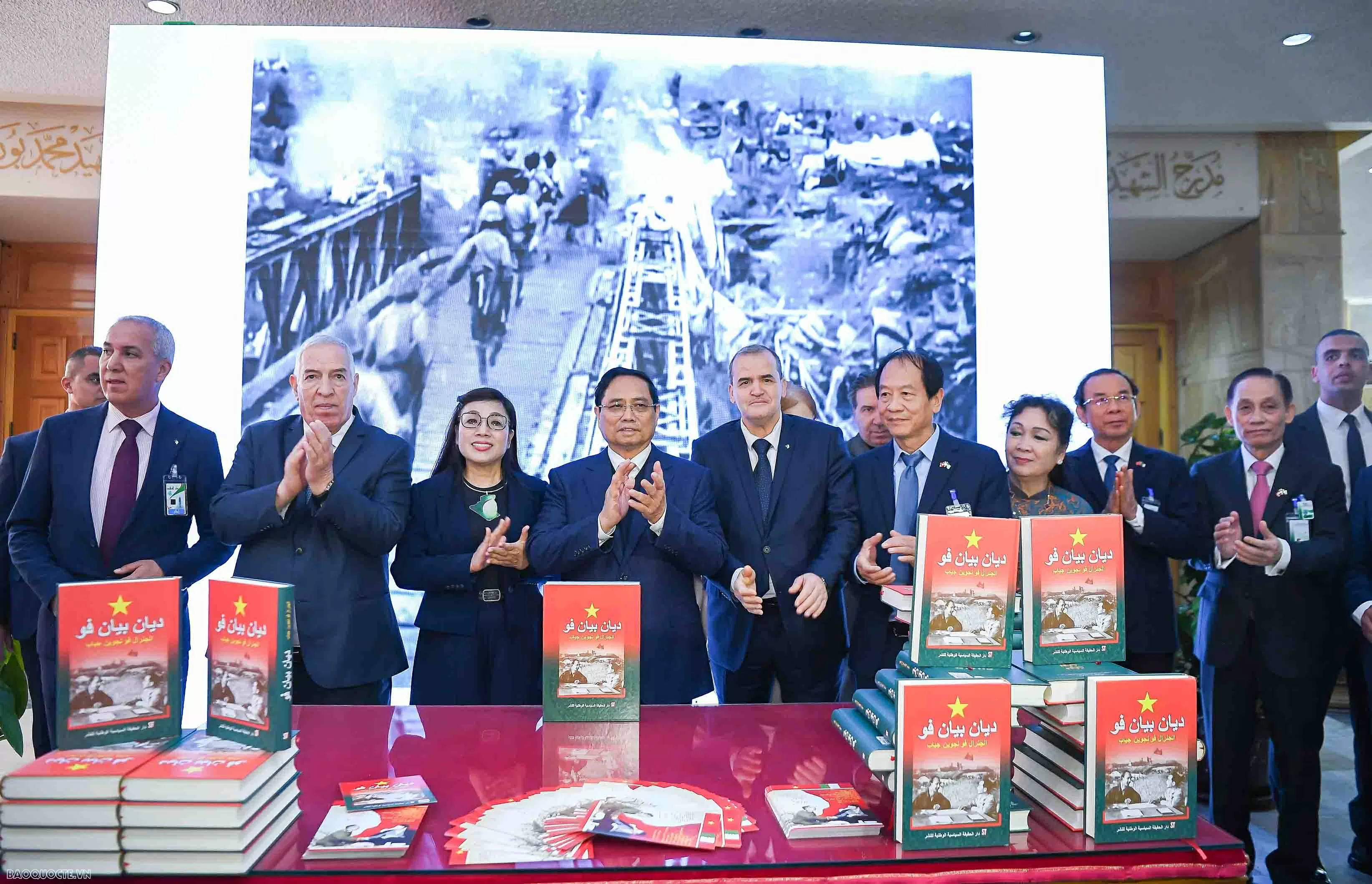 Thủ tướng Phạm Minh Chính đặt vòng hoa tại Đài tưởng niệm Liệt sĩ Algeria