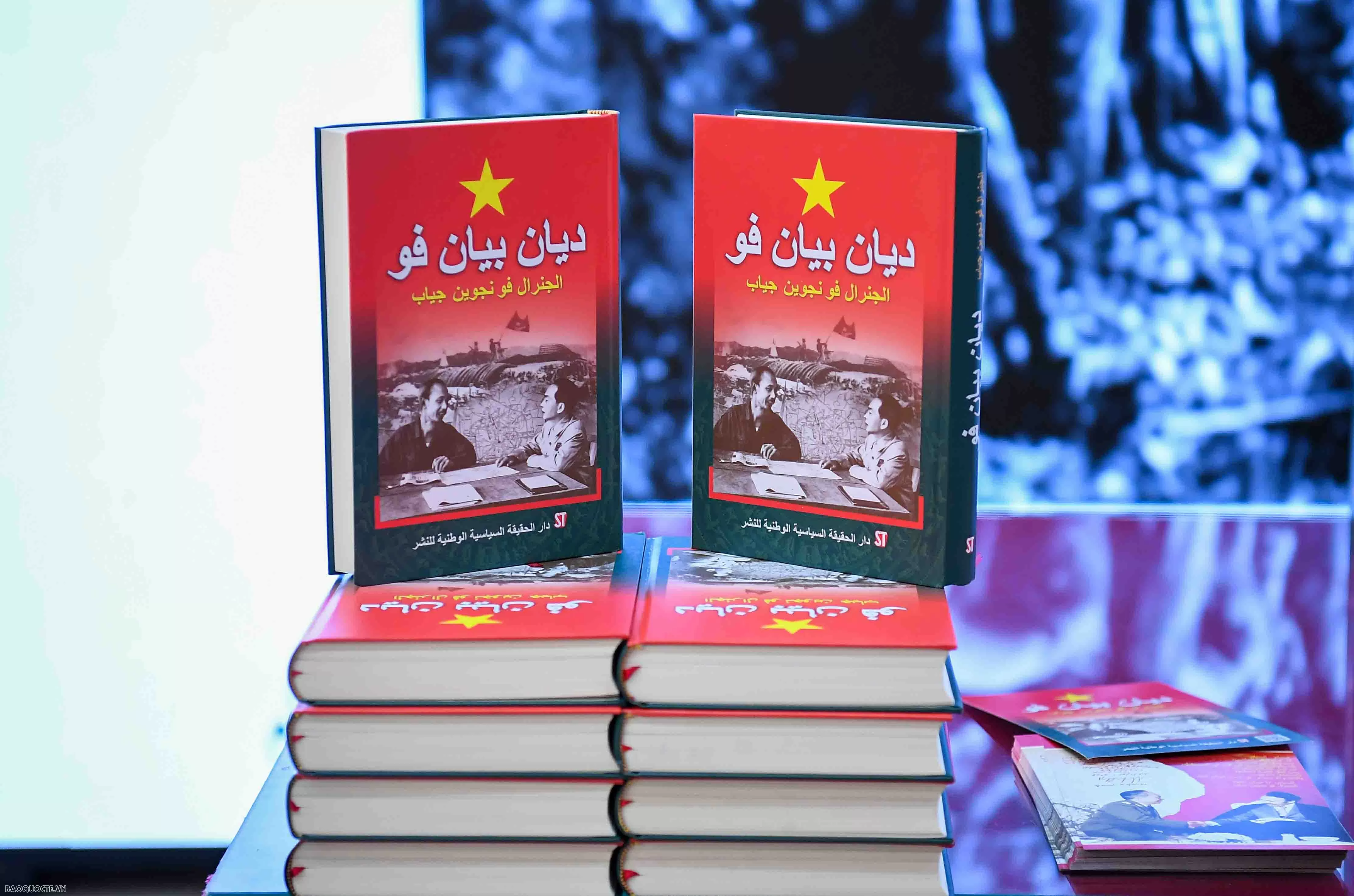 Thủ tướng Phạm Minh Chính đặt vòng hoa tại Đài tưởng niệm Liệt sĩ Algeria