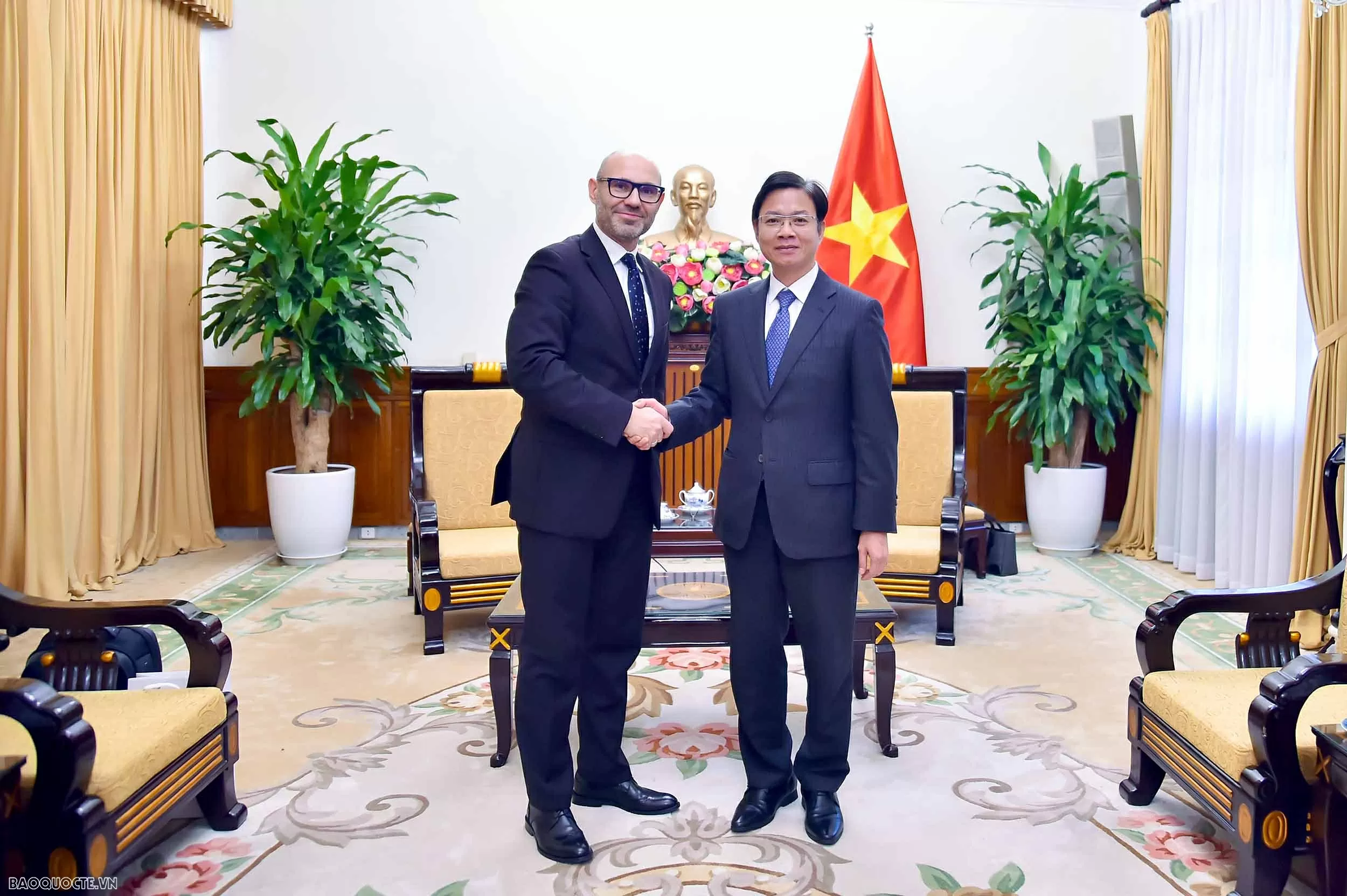 Thứ trưởng Ngoại giao Ngô Lê Văn tiếp Tổng Thư ký Tòa Trọng tài Thường trực (PCA) Thứ trưởng Ngô Lê Văn tiếp Tổng Thư ký Tòa Trọng tài thường trực (PCA)