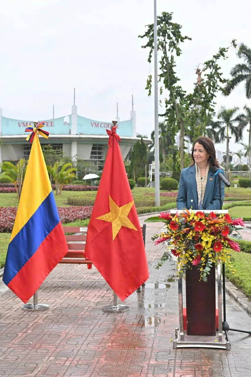 Colombia trao tặng 25 cây me tây cho thành phố Hà Nội
