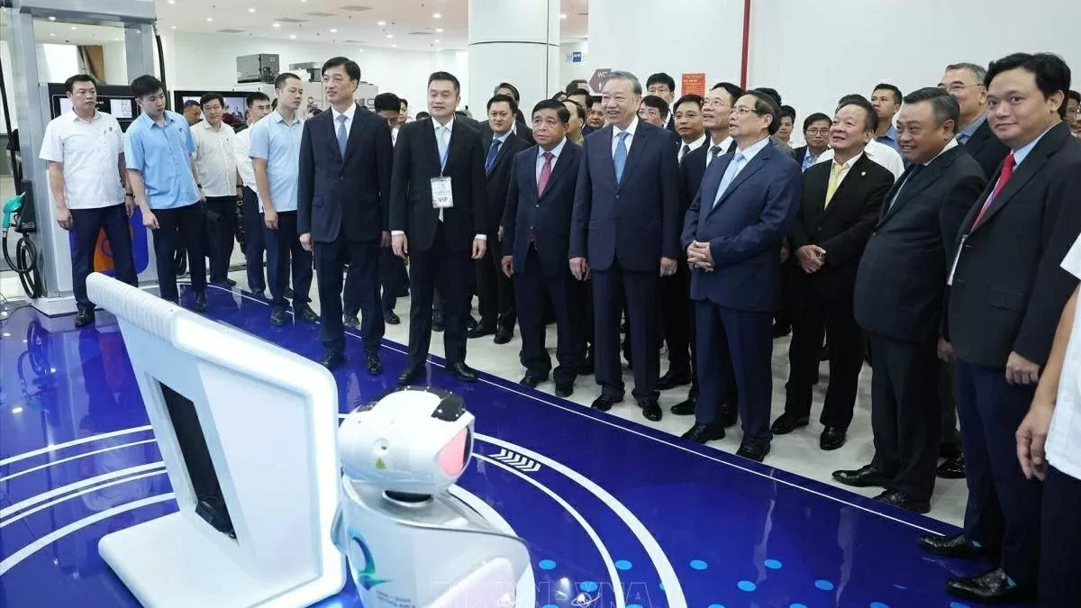 Tổng Bí thư Tô Lâm, Thủ tướng Chính phủ Phạm Minh Chính và các đại biểu tham quan triển lãm quốc tế về đổi mới sáng tạo với chủ đề “Công nghệ chiến lược - Định hình tương lai Việt Nam” ngày 1/10. (Nguồn: TTXVN)