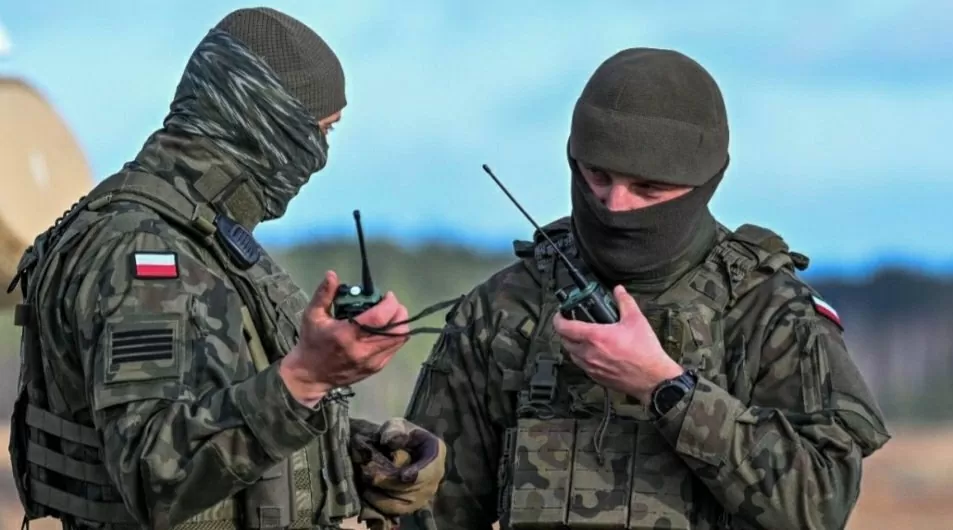 Tuyến đường sắt chở hàng viện trợ Ukraine bị nổ: Ba Lan mở chiến dịch lớn nhất nước, tung 10.000 quân tham gia hành động. (Nguồn: X)