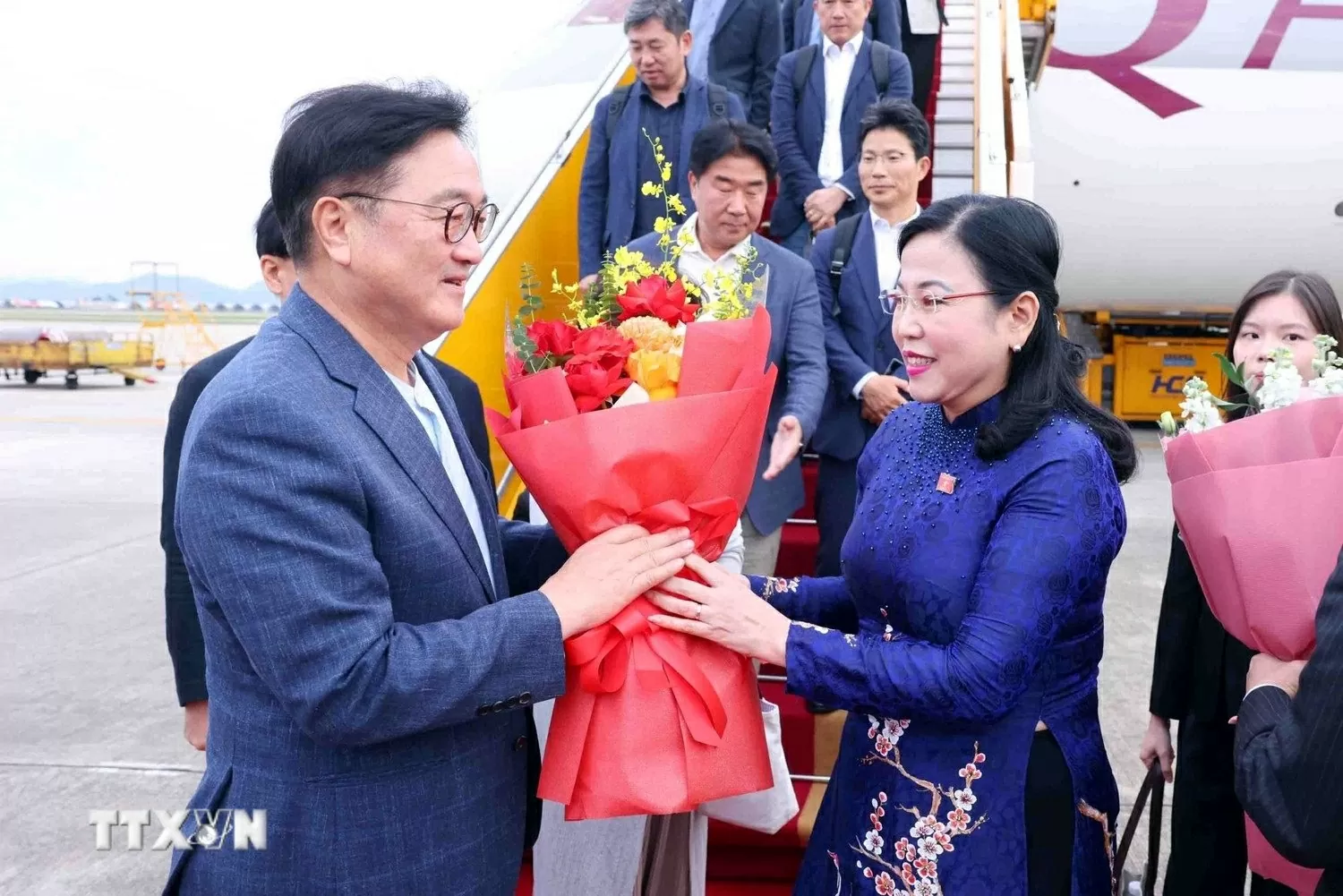 Chủ tịch Quốc hội Hàn Quốc và Phu nhân đến Hà Nội, bắt đầu thăm chính thức Việt Nam Chủ tịch Quốc hội Hàn Quốc và Phu nhân đến Hà Nội, bắt đầu thăm chính thức Việt Nam