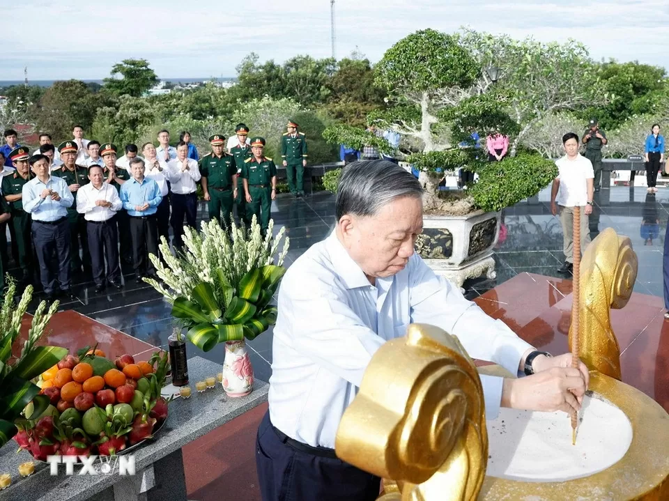 Tổng Bí thư Tô Lâm và đoàn công tác dâng hương tưởng niệm Chủ tịch Hồ Chí Minh và các liệt sĩ ở Phú Quốc