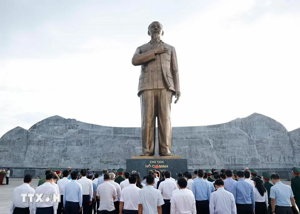 Tổng Bí thư Tô Lâm và đoàn công tác dâng hương tưởng niệm Chủ tịch Hồ Chí Minh và các liệt sĩ ở Phú Quốc