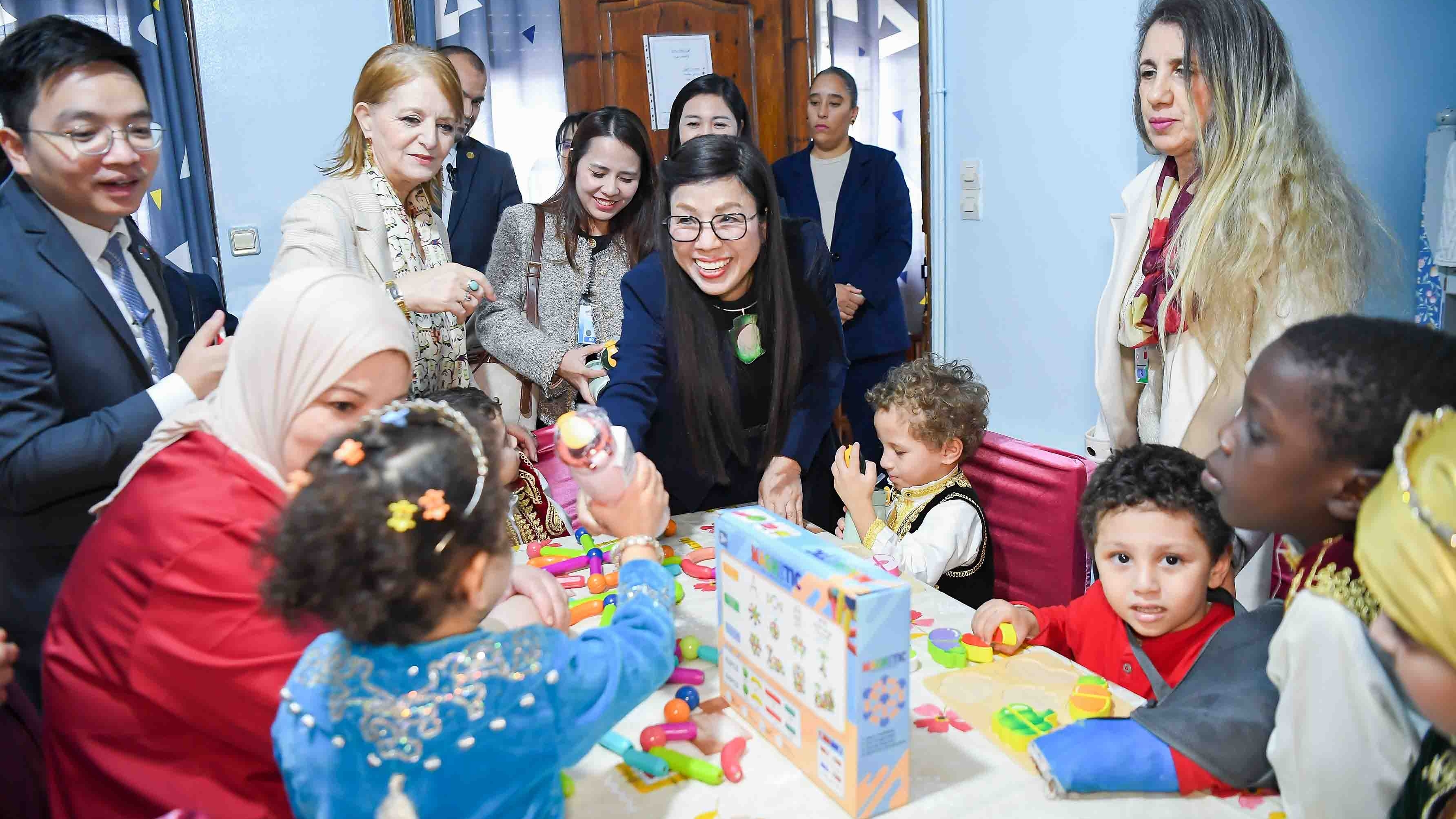 Phu nhân Thủ tướng thăm và tặng quà cho các em nhỏ có hoàn cảnh đặc biệt tại Algeria