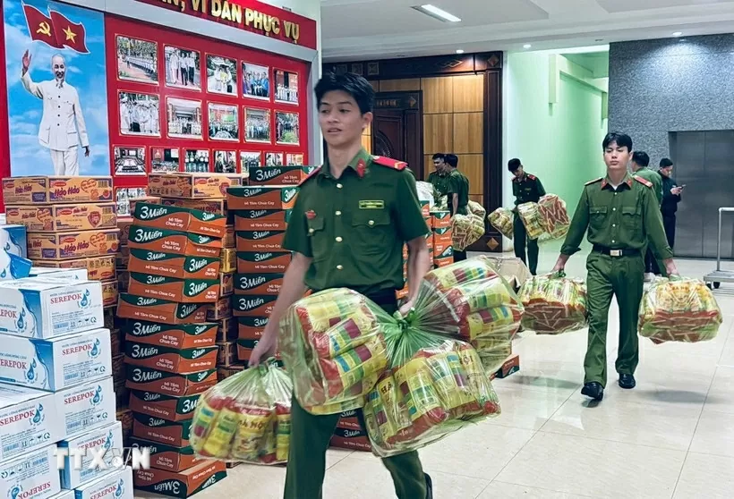 Đắk Lắk, Gia Lai gấp rút vận chuyển, phát lương thực cho dân vùng lũ, bị cô lập Đắk Lắk, Gia Lai gấp rút vận chuyển, phát lương thực cho dân vùng lũ, bị cô lập