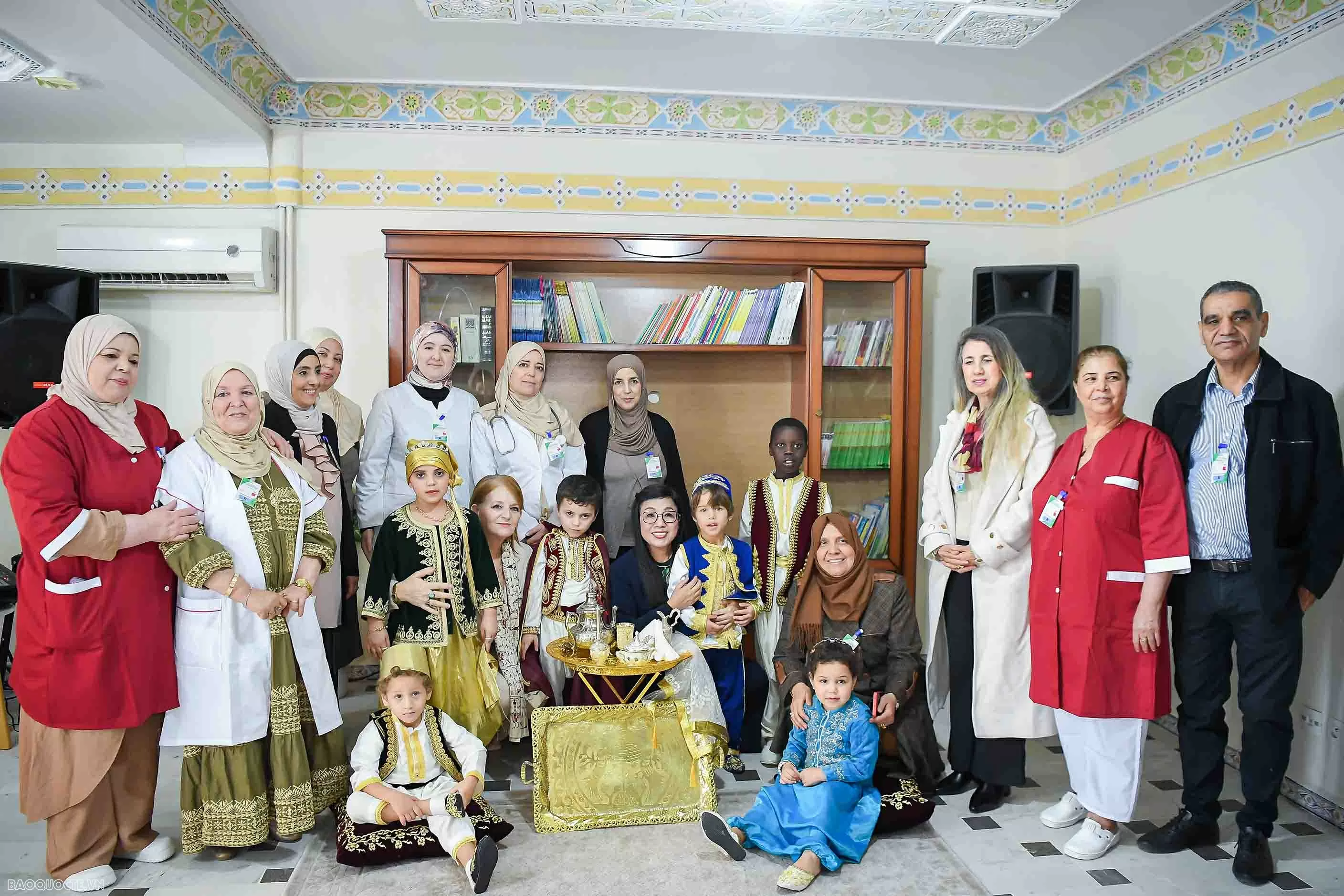 Phu nhân Thủ tướng thăm và tặng quà cho các em nhỏ có hoàn cảnh đặc biệt tại Algeria