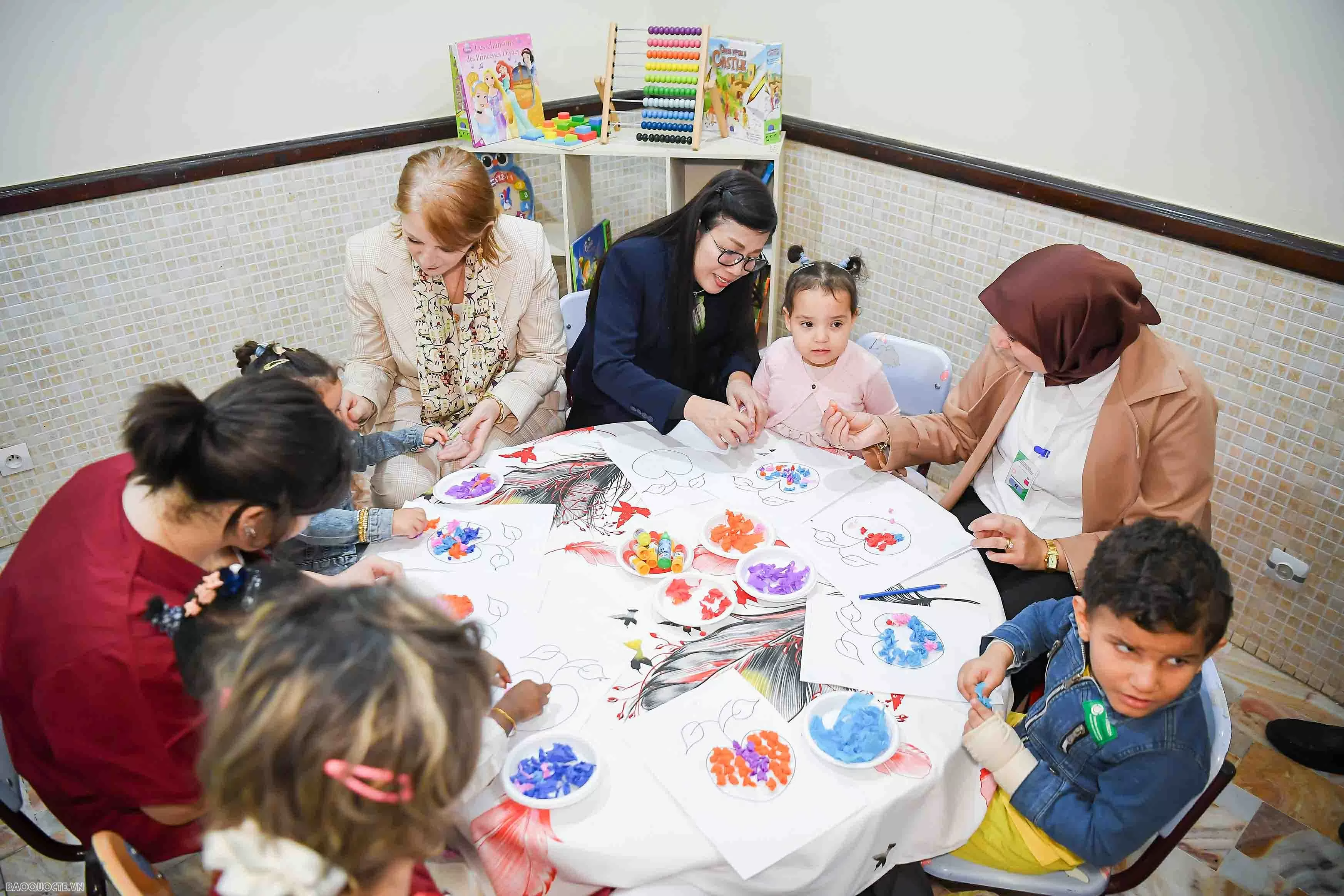 Phu nhân Thủ tướng thăm và tặng quà cho các em nhỏ có hoàn cảnh đặc biệt tại Algeria