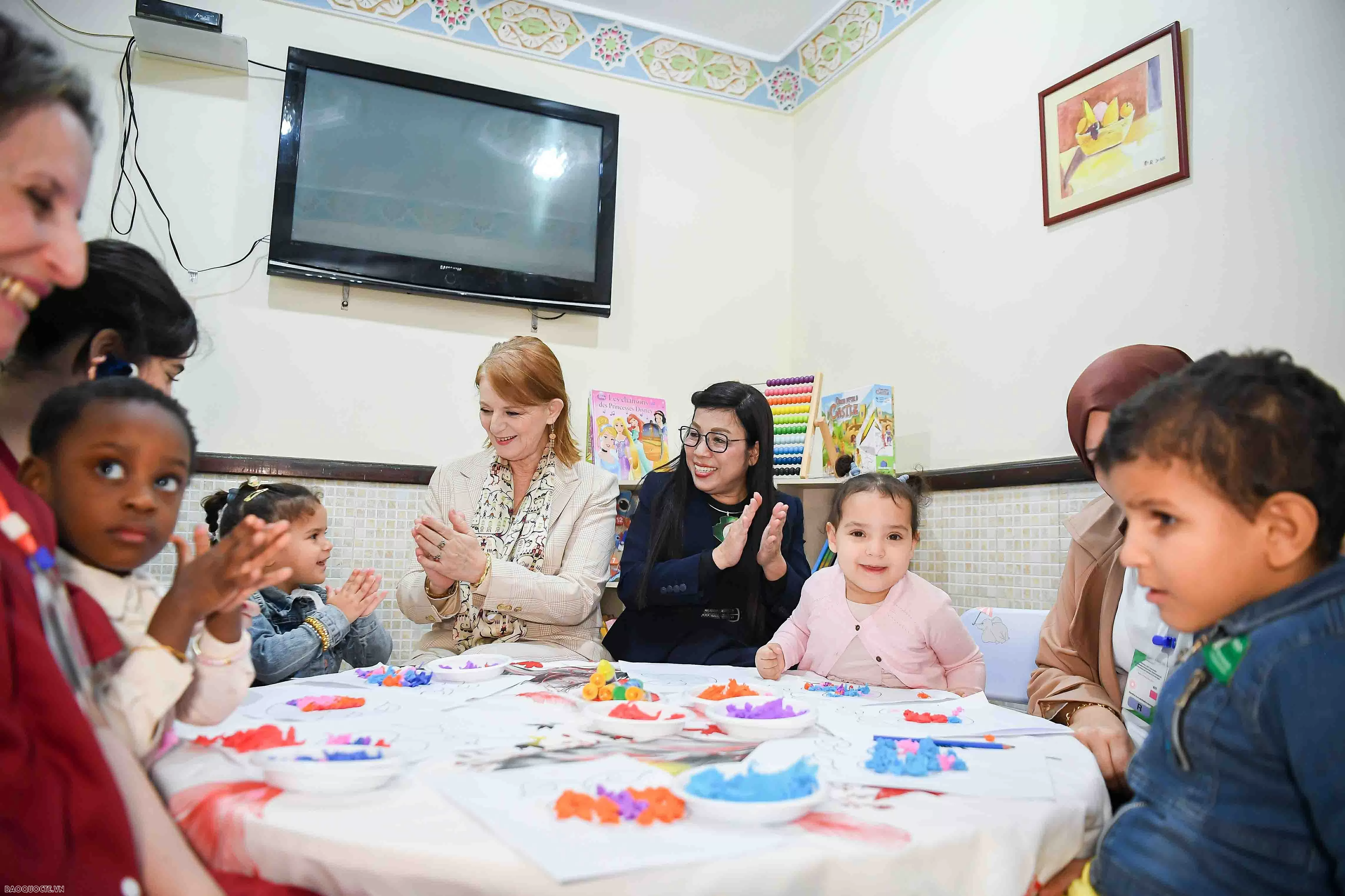 Phu nhân Thủ tướng thăm và tặng quà cho các em nhỏ có hoàn cảnh đặc biệt tại Algeria