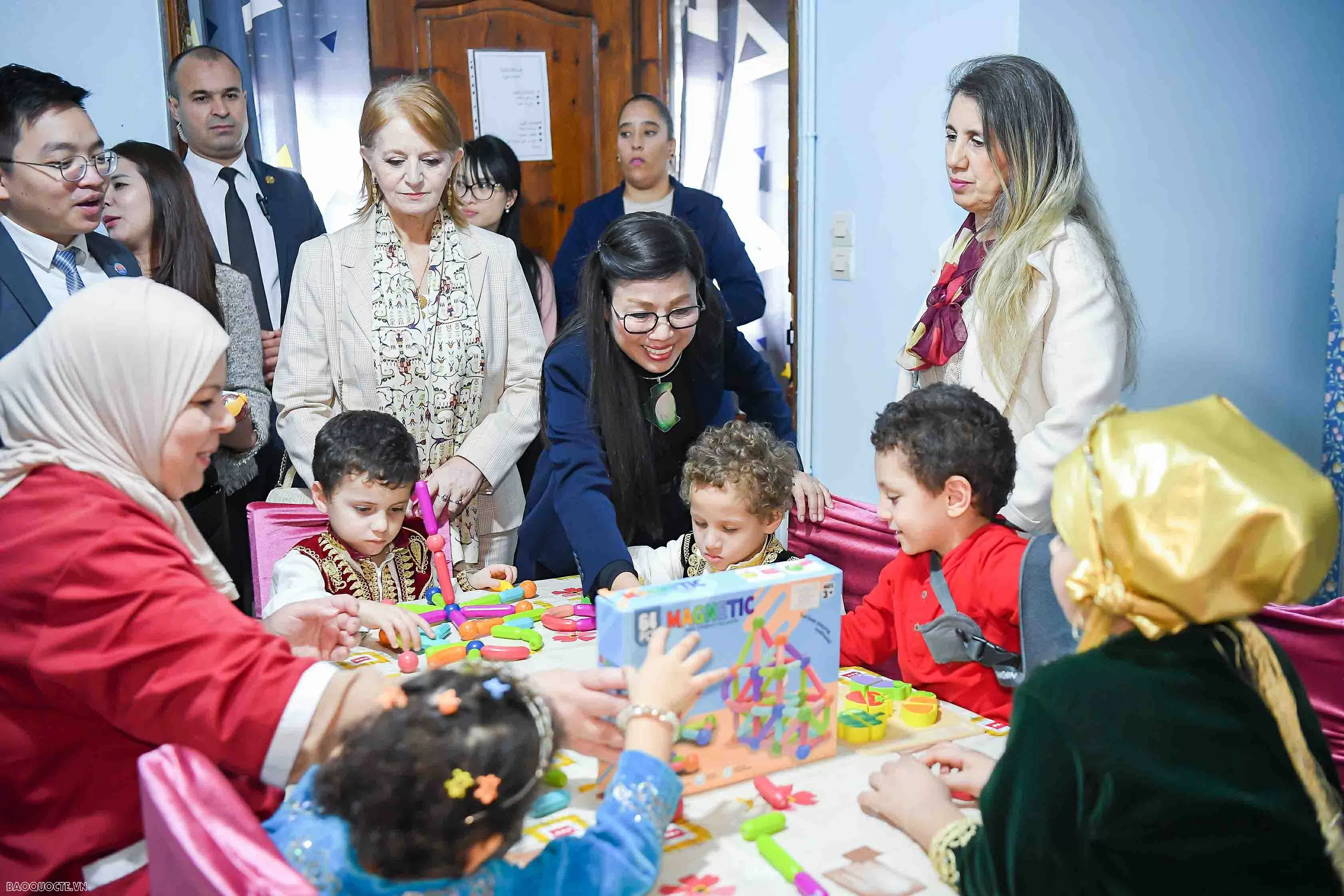 Phu nhân Thủ tướng thăm và tặng quà cho các em nhỏ có hoàn cảnh đặc biệt tại Algeria Phu nhân Thủ tướng thăm và tặng quà cho các em nhỏ có hoàn cảnh đặc biệt tại Algeria