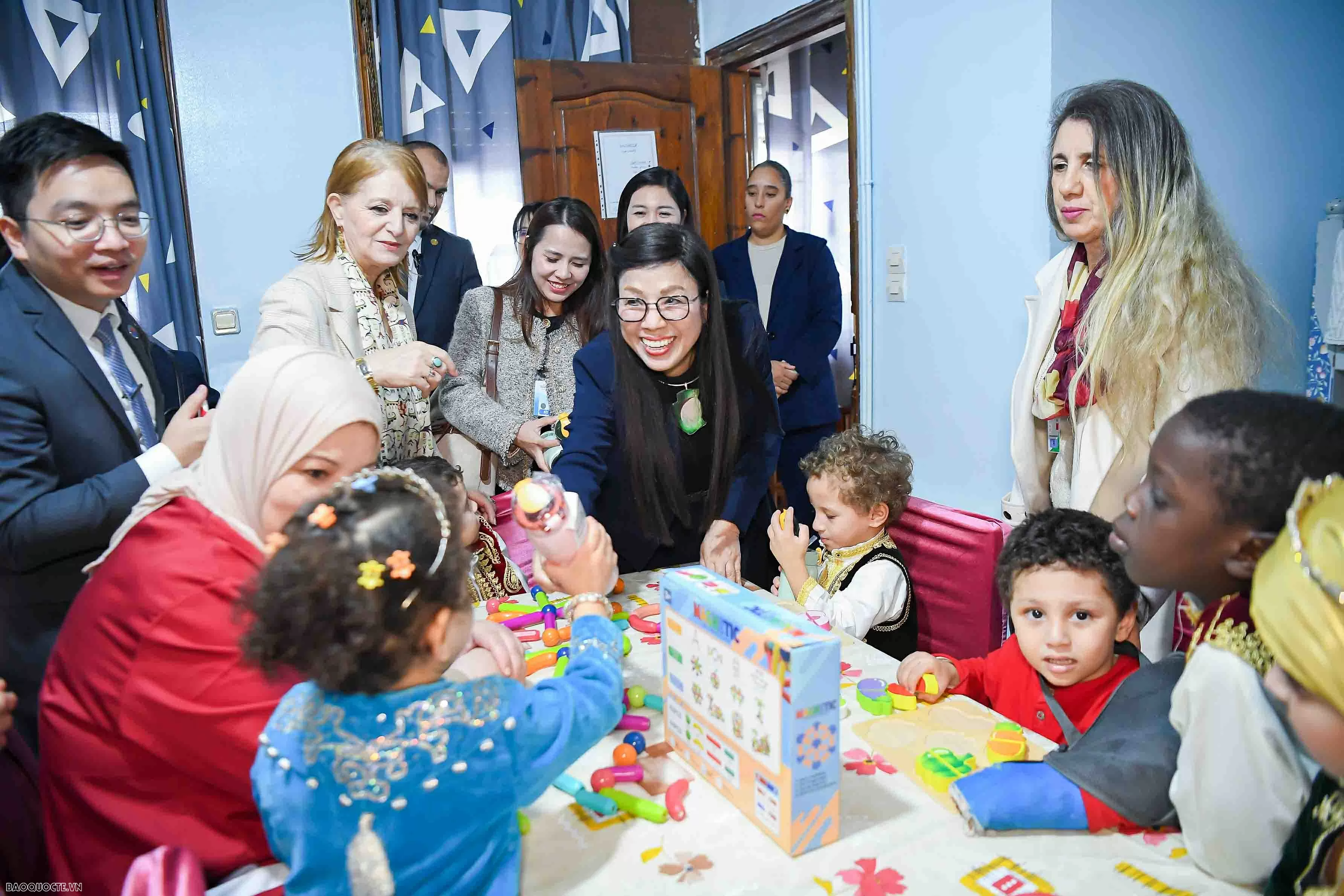 Phu nhân Thủ tướng thăm và tặng quà cho các em nhỏ có hoàn cảnh đặc biệt tại Algeria