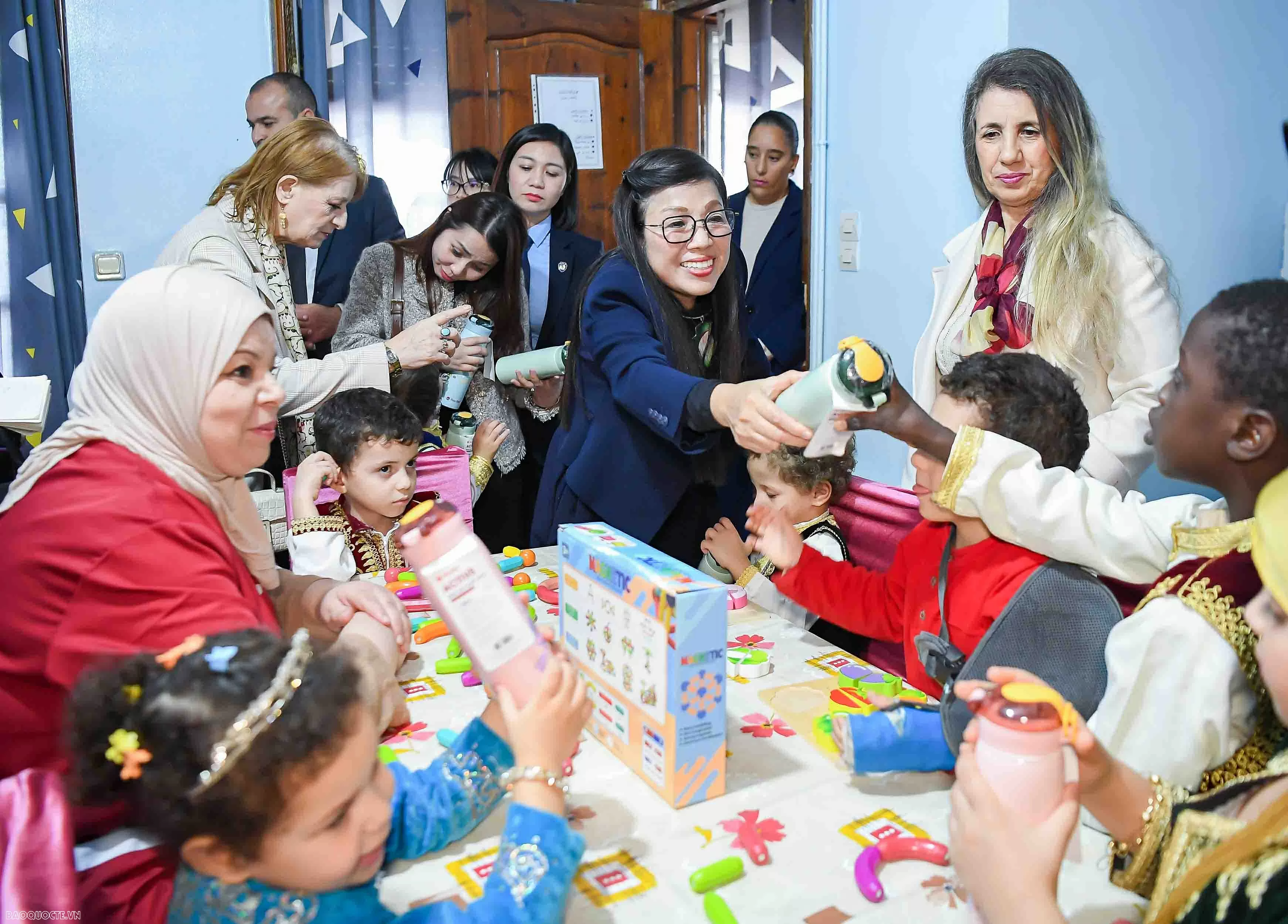 Phu nhân Thủ tướng thăm và tặng quà cho các em nhỏ có hoàn cảnh đặc biệt tại Algeria