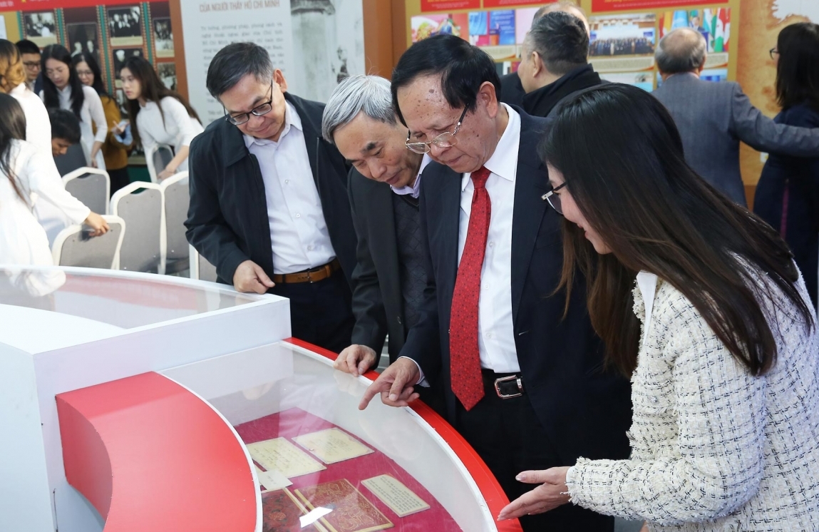 hoc vien ngoai giao to chuc trien lam ve chu tich ho chi minh nhan ngay nha giao viet nam