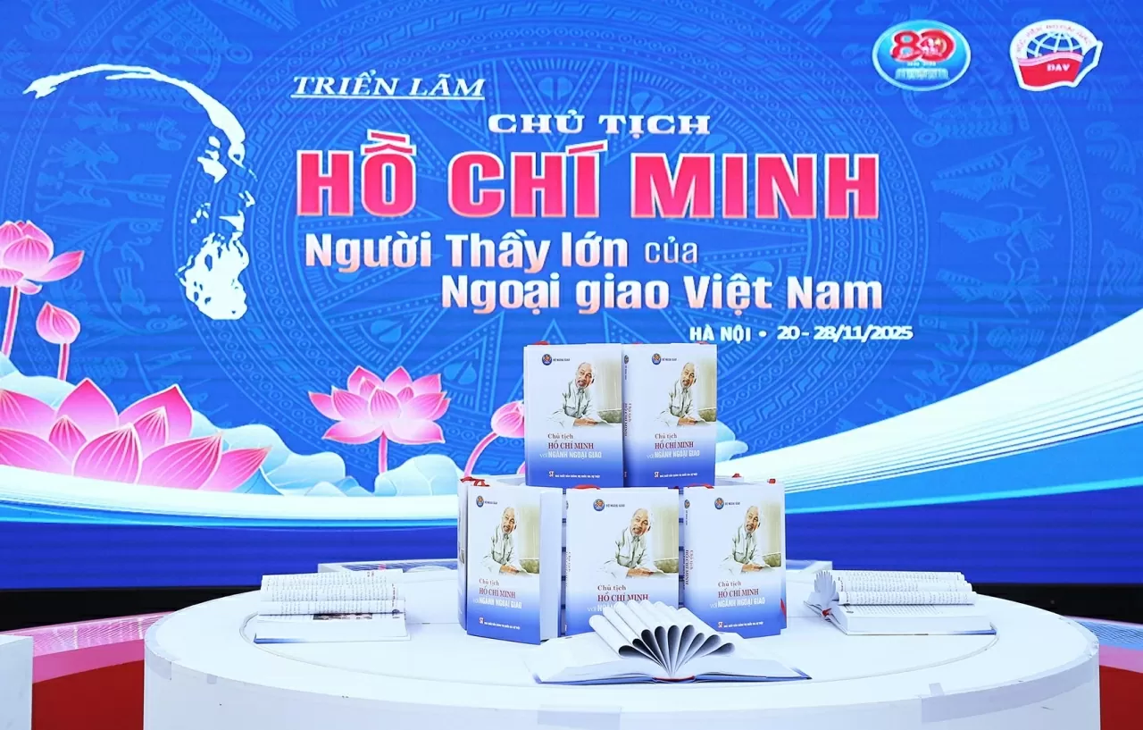 Học viện Ngoại giao tổ chức Triển lãm về Chủ tịch Hồ Chí Minh nhân Ngày Nhà giáo Việt Nam