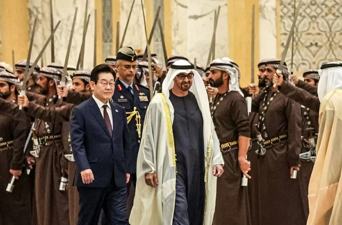 Tổng thống Hàn Quốc Lee Jae-Myung (trái) và Tổng thống UAE Mohammed bin Zayed Al Nahyan duyệt đội danh dự tại cung điện Tổng thống ở Abu Dhabi ngày 18/11. (Nguồn: Yonhap)
