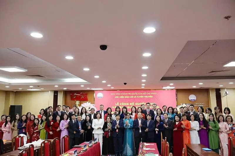 Các đại biểu chụp ảnh lưu niệm tại chương trình.