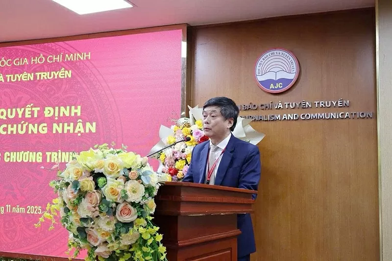  PGS, TS Phạm Minh Sơn, Giám đốc Học viện Báo chí và Tuyên truyền phát biểu tại buổi lễ.