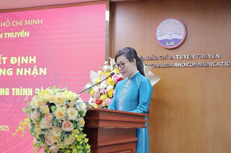 Phó Giáo sư, Tiến sĩ Tạ Thị Thu Hiền, Giám đốc trung tâm kiểm định chất lượng giáo dục, Đại học quốc gia Hà Nội phát biểu. Phó Giáo sư, Tiến sĩ Tạ Thị Thu Hiền, Giám đốc trung tâm kiểm định chất lượng giáo dục, Đại học quốc gia Hà Nội phát biểu.