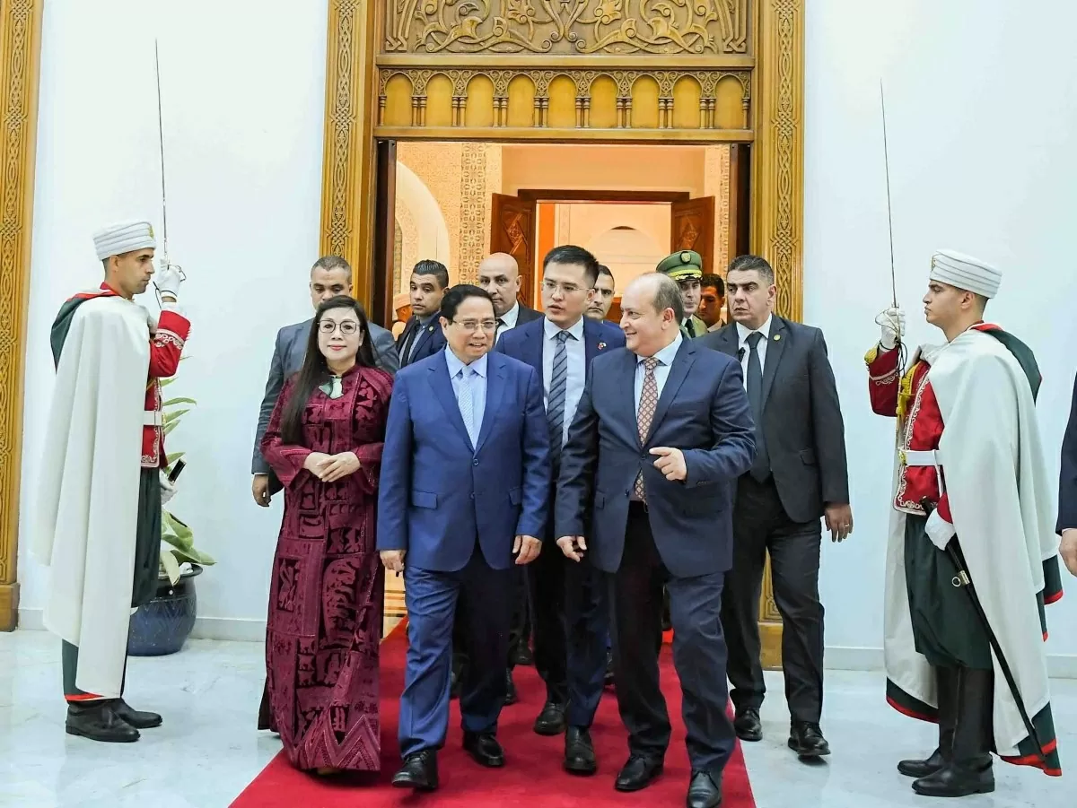Thủ tướng Cộng hòa Dân chủ Nhân dân Algeria Sifi Ghrieb chủ trì lễ đón chính thức Thủ tướng Chính phủ Phạm Minh Chính và Phu nhân, ngày 18/11. (Ảnh: Nguyễn Hồng)