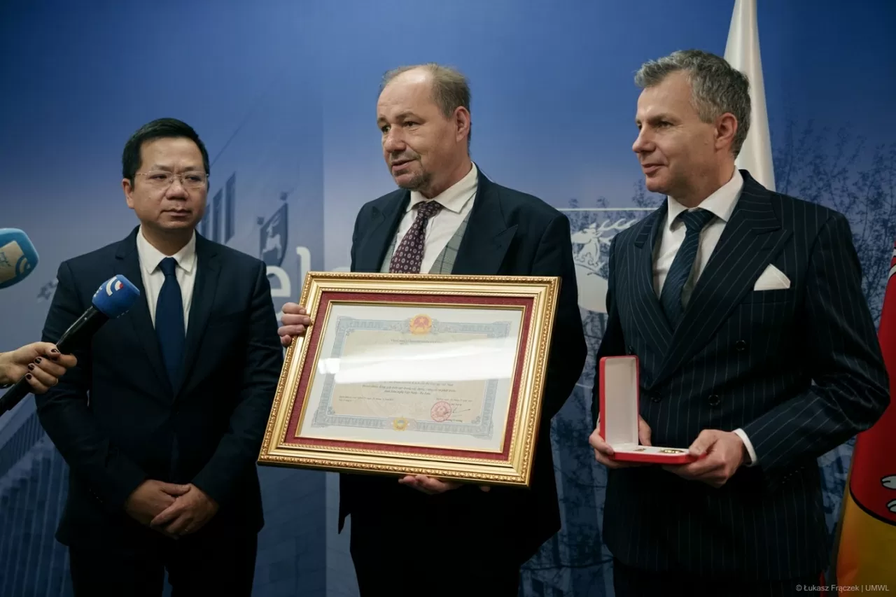 Truy tặng Huân chương Hữu nghị, Việt Nam ghi nhận đóng góp to lớn của cố kiến trúc sư Kazimierz Kwiatkowski Truy tặng Huân chương Hữu nghị, Việt Nam ghi nhận đóng góp to lớn của cố kiến trúc sư Kazimierz Kwiatkowski