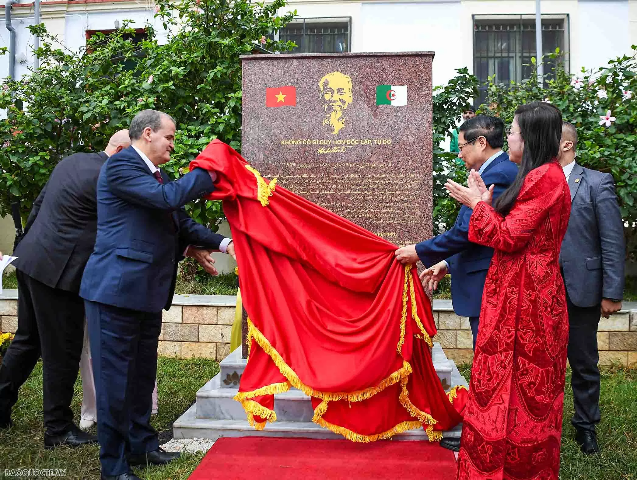 Thủ tướng Phạm Minh Chính và Phu nhân thăm Đại lộ Hồ Chí Minh và khánh thành bia tưởng niệm về Người