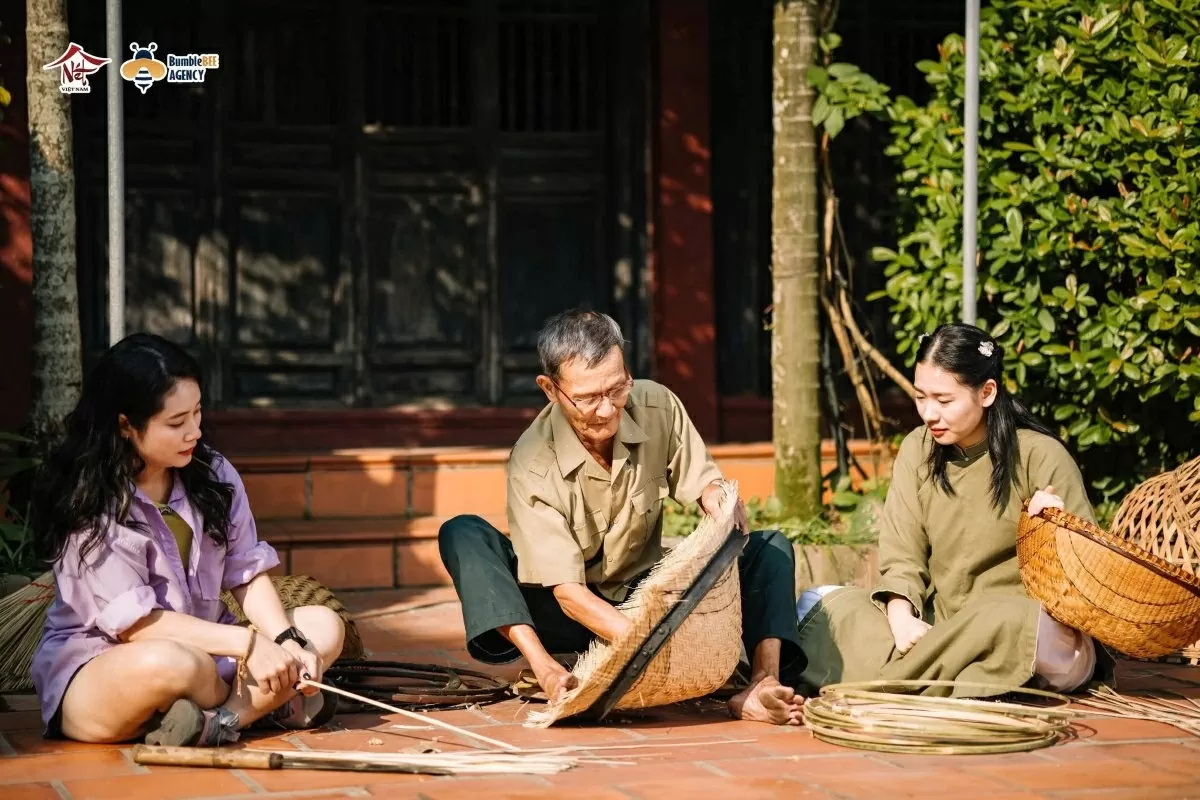 Hoạt động trải nghiệm ở các làng nghề truyền thống của các bạn trẻ. (Nguồn: Nét Việt Nam) Hoạt động trải nghiệm ở các làng nghề truyền thống của các bạn trẻ. (Nguồn: Nét Việt Nam)